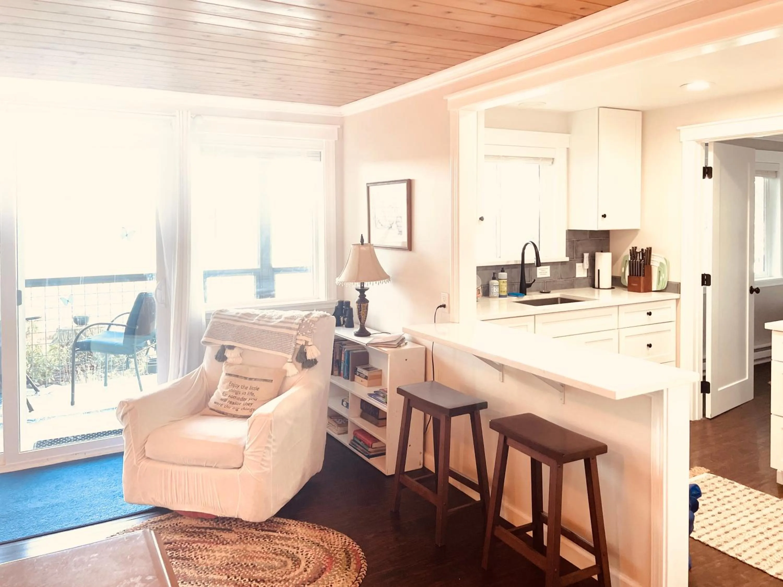 Puget Sound Chic Romantic Cottage with Private Beach Access & Gated Entry