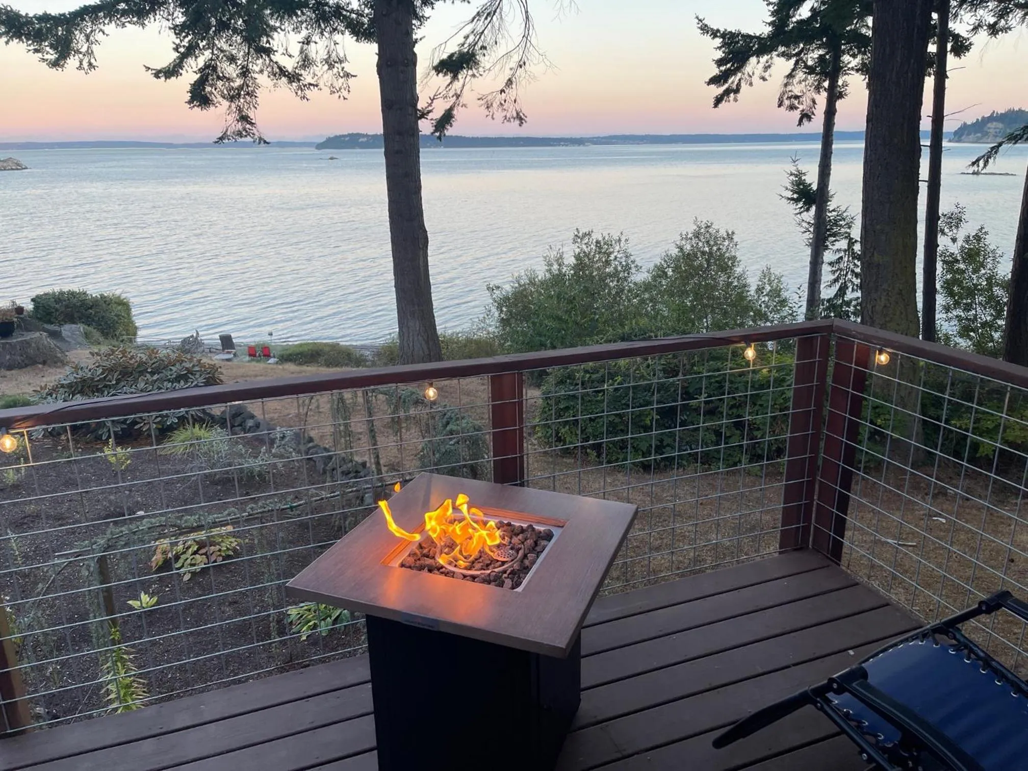 Puget Sound Chic Romantic Cottage with Private Beach Access & Gated Entry