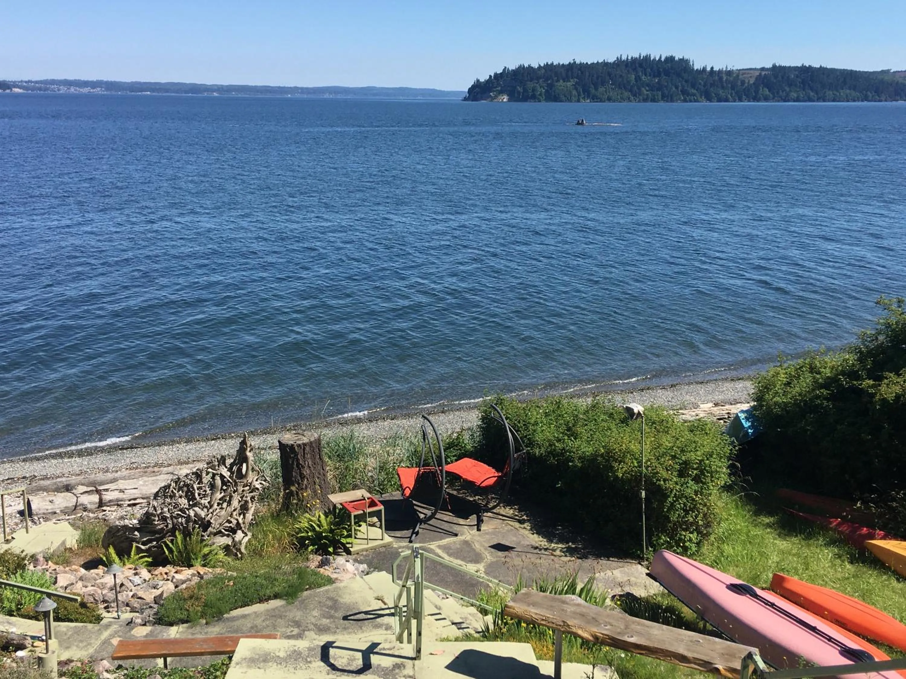 Puget Sound Chic Romantic Cottage with Private Beach Access & Gated Entry