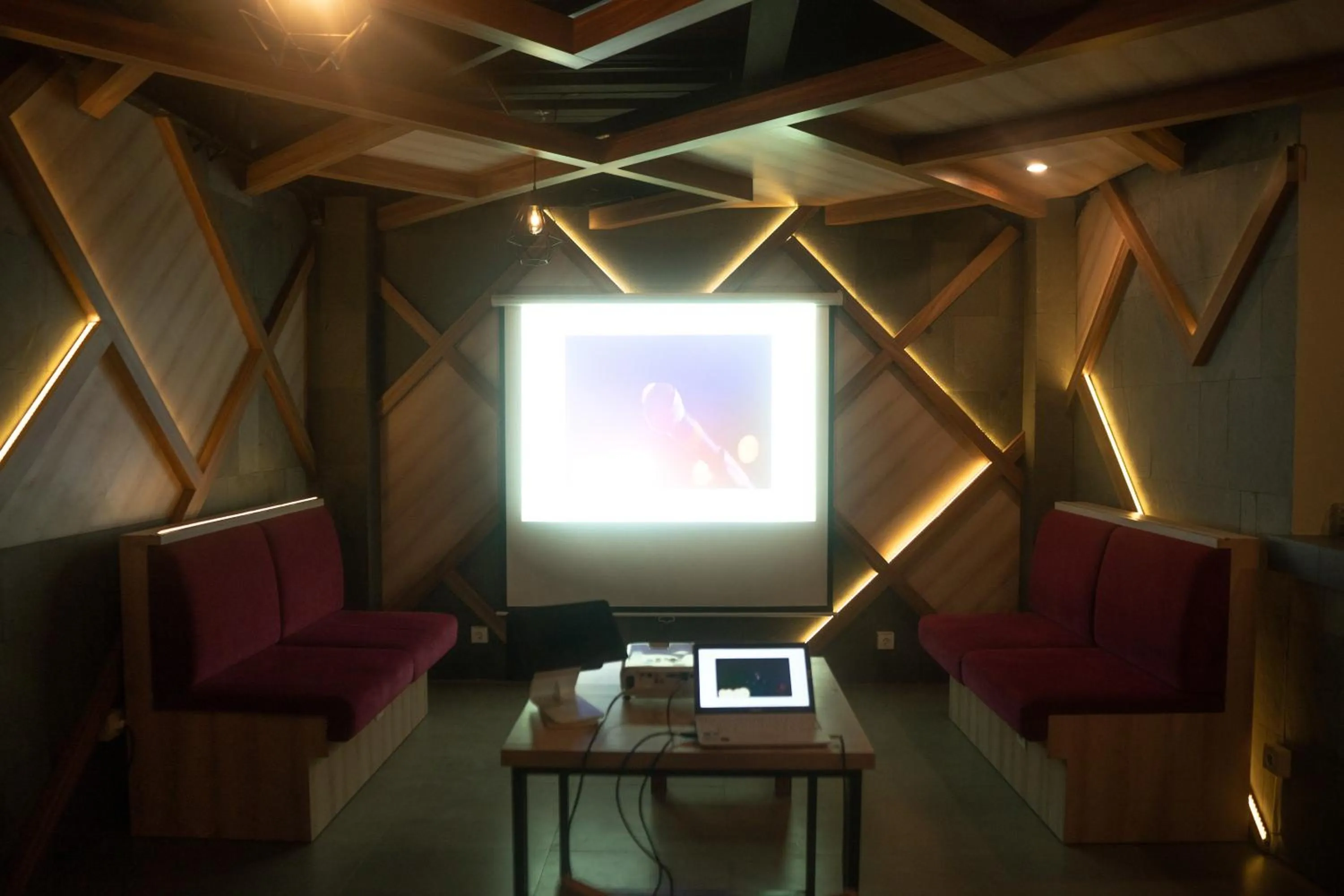 Karaoke in Royal Regantris Trawangan