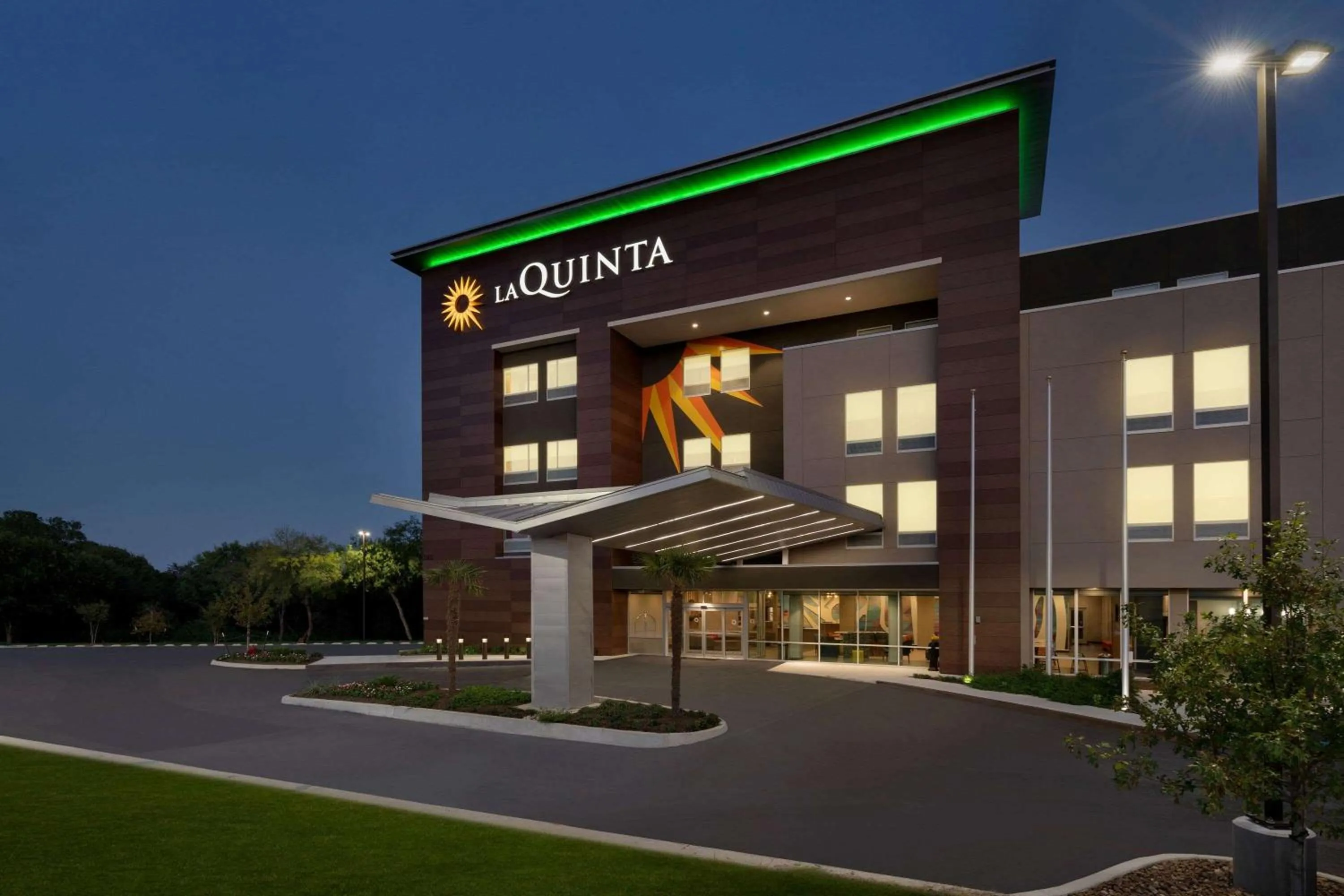 Property building in La Quinta Inn & Suites by Wyndham San Antonio Seaworld LAFB