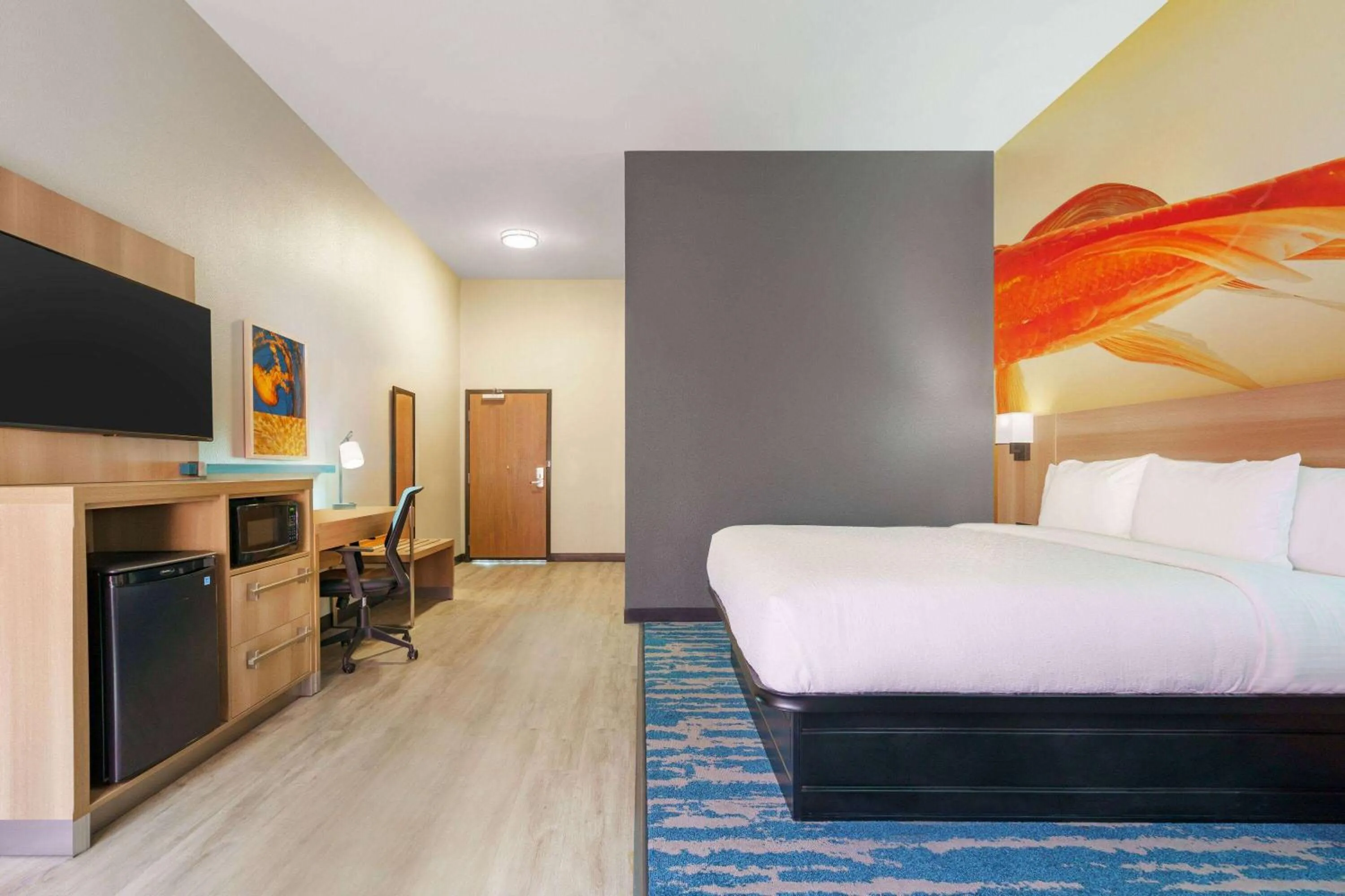 Photo of the whole room, Bed in La Quinta Inn & Suites by Wyndham San Antonio Seaworld LAFB