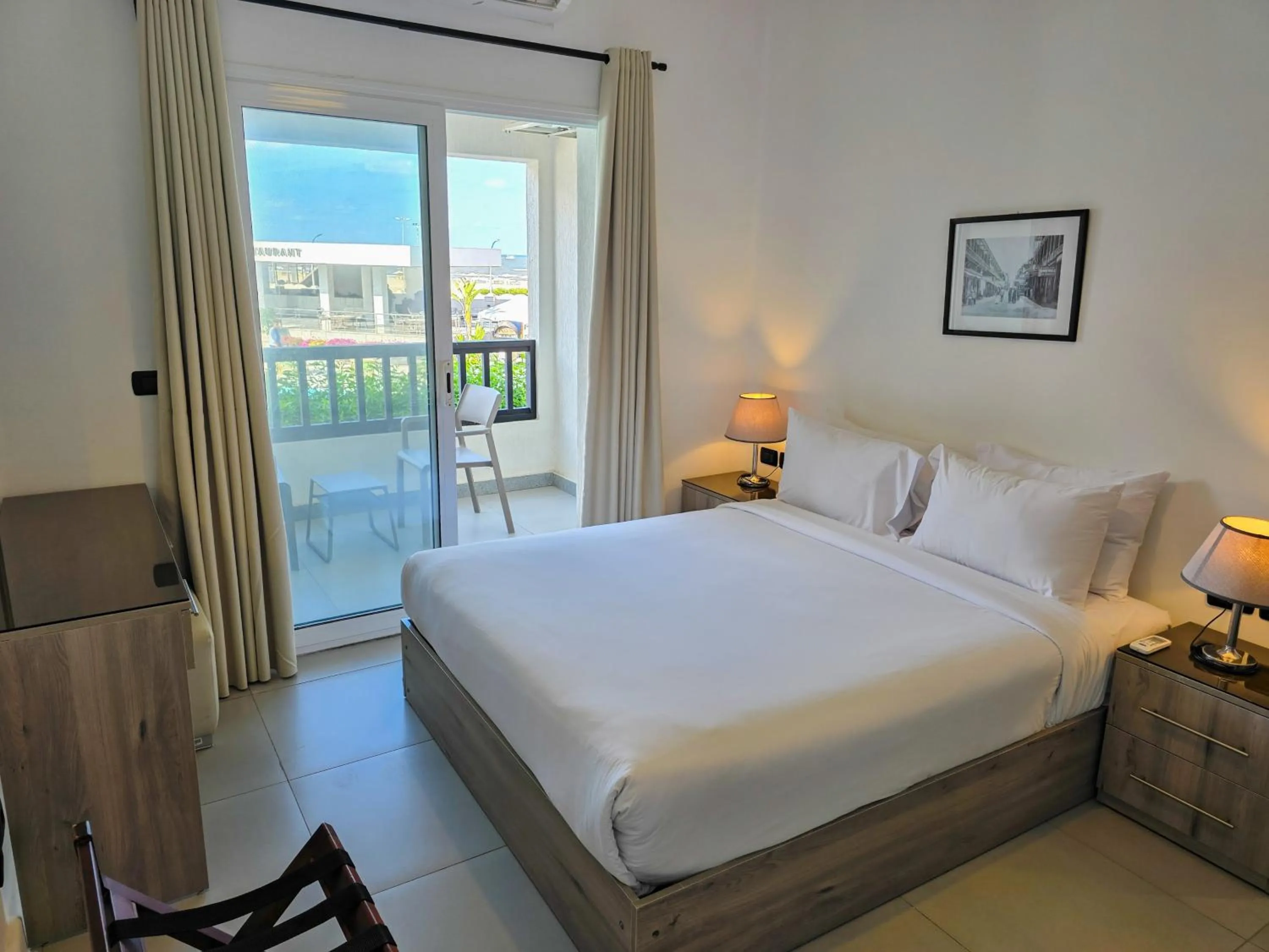 Balcony/Terrace, Bed in Palma Hotel