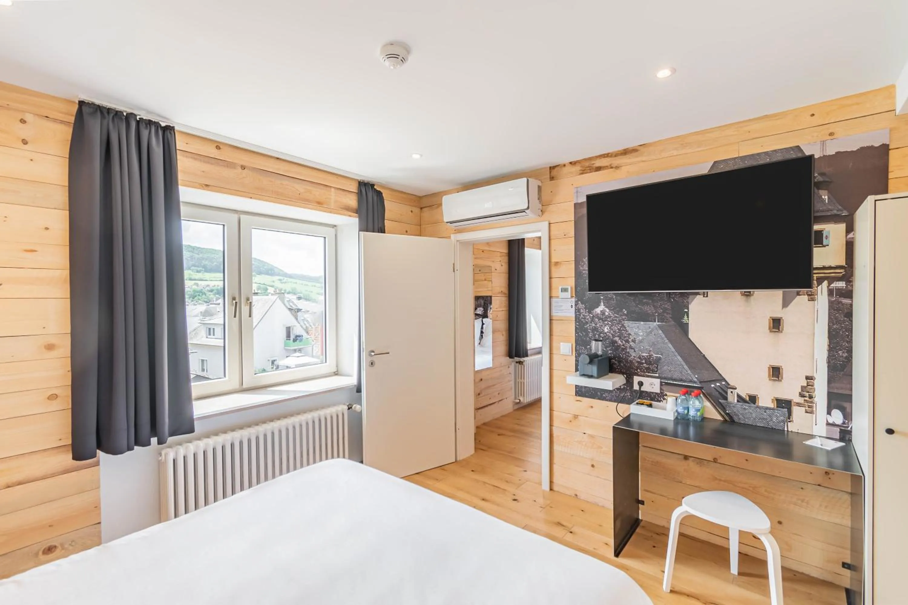 Bedroom, Bed in Esplanade Hotel