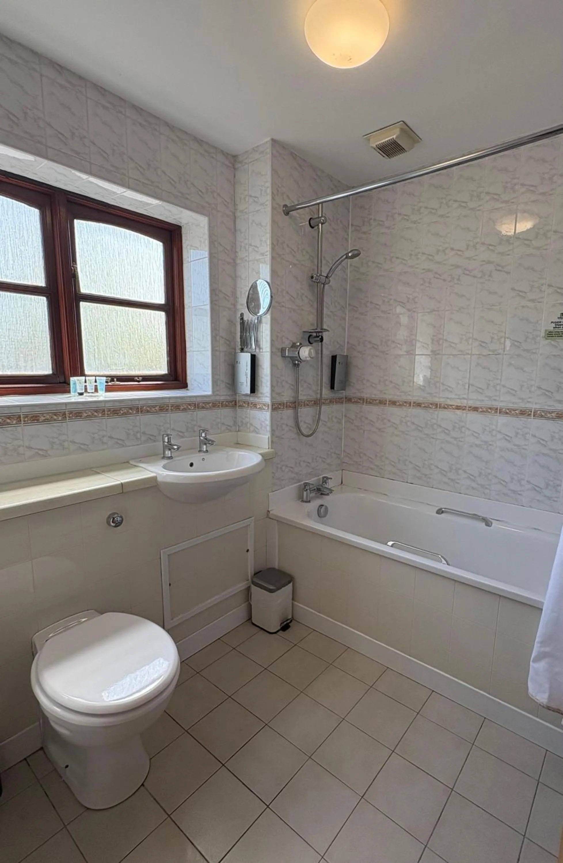 Shower in Tollgate Hotel & Leisure