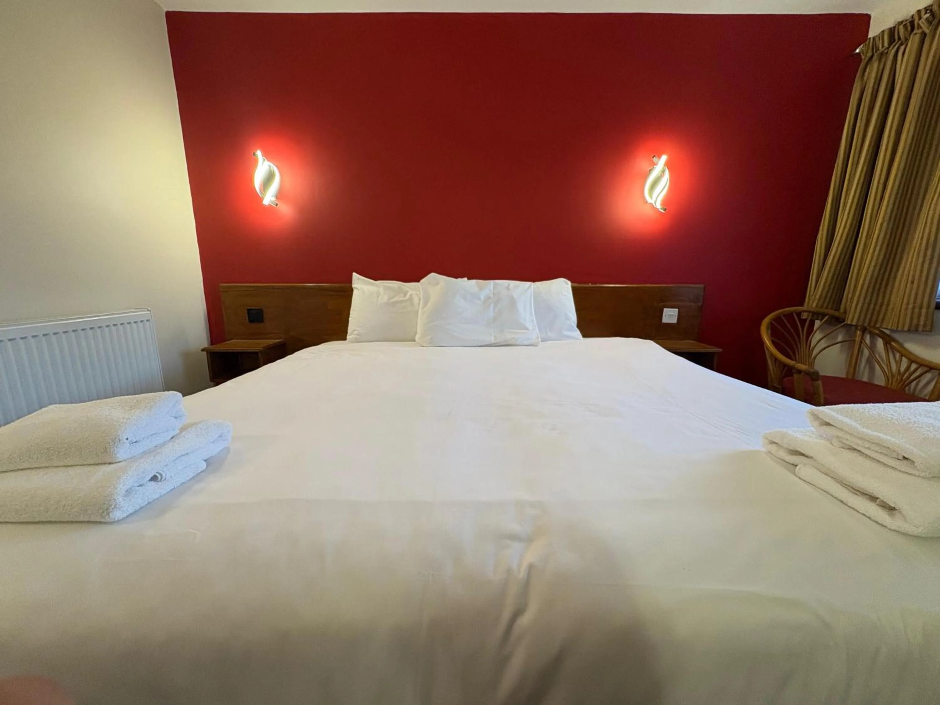 Bed in Tollgate Hotel & Leisure