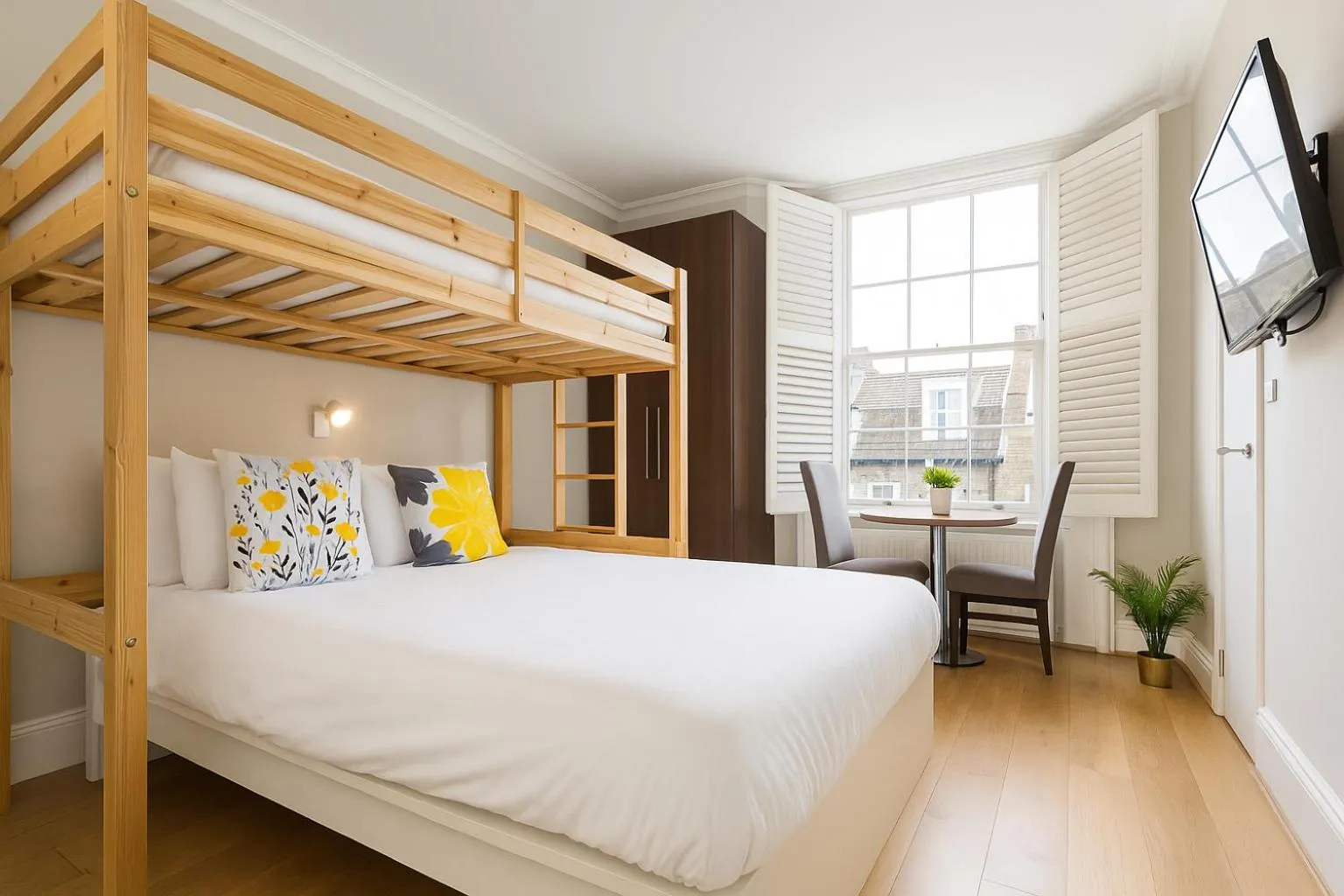 Photo of the whole room, Bed in Queen Victoria Apartments