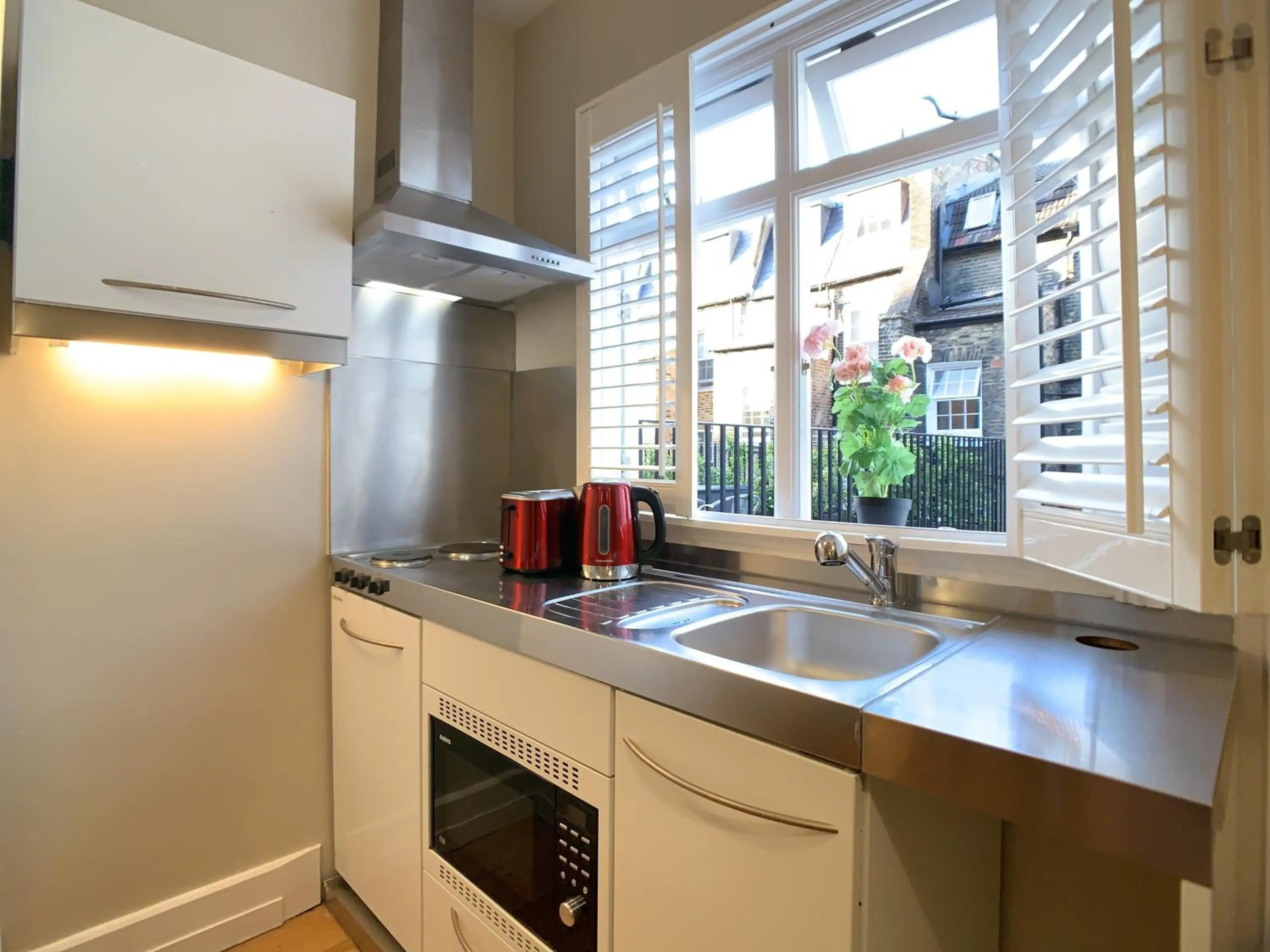 Kitchen or kitchenette in Queen Victoria Apartments