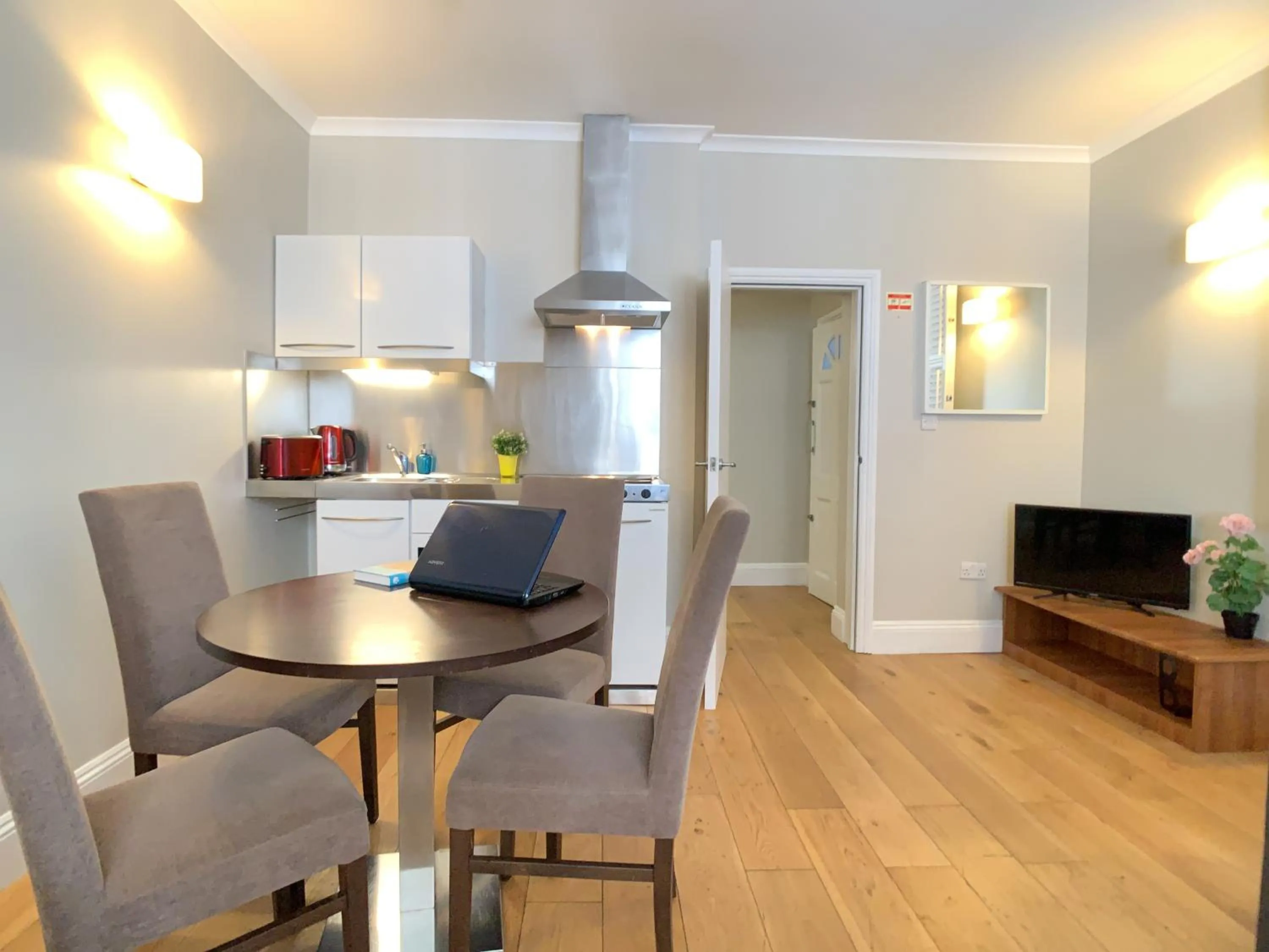 TV and multimedia in Queen Victoria Apartments