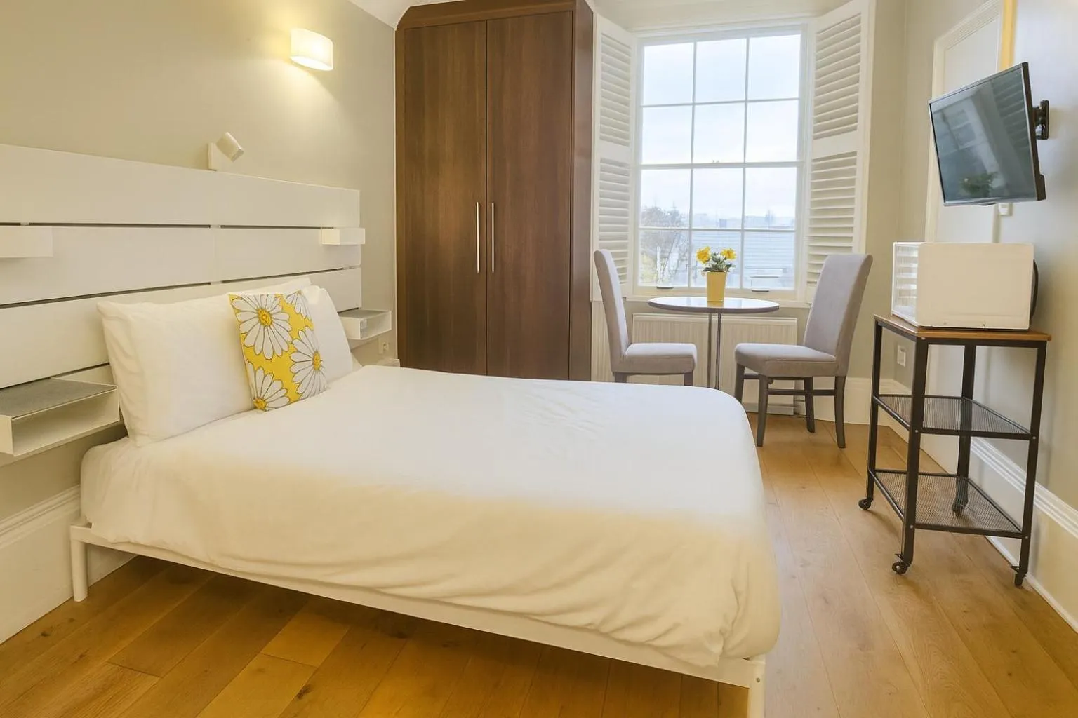 Photo of the whole room, Bed in Queen Victoria Apartments