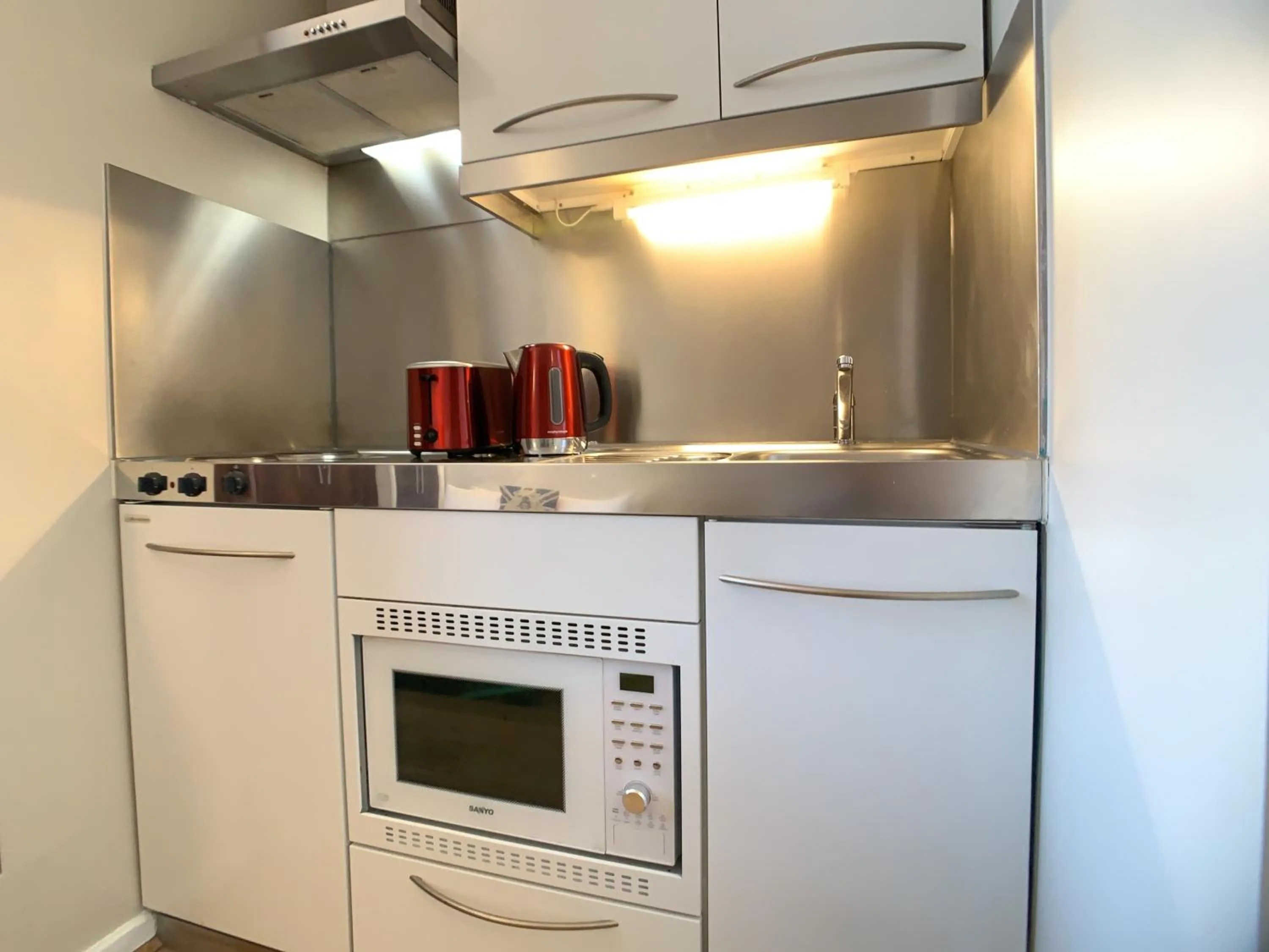 Kitchen or kitchenette in Queen Victoria Apartments