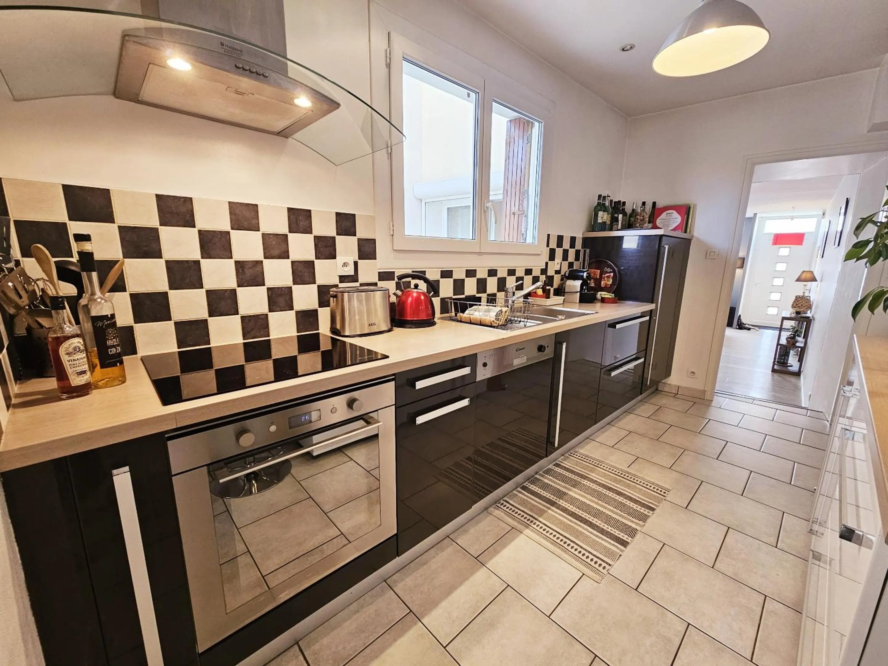 Kitchen or kitchenette in Maison de ville confortable avec cour interieure