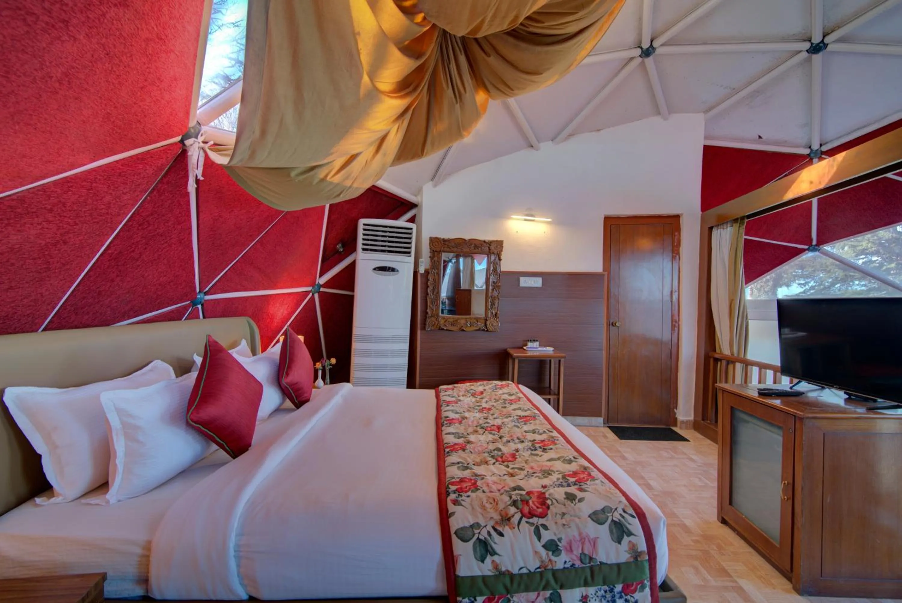 Bedroom, Bed in Tarika Resort & Spa , Chail