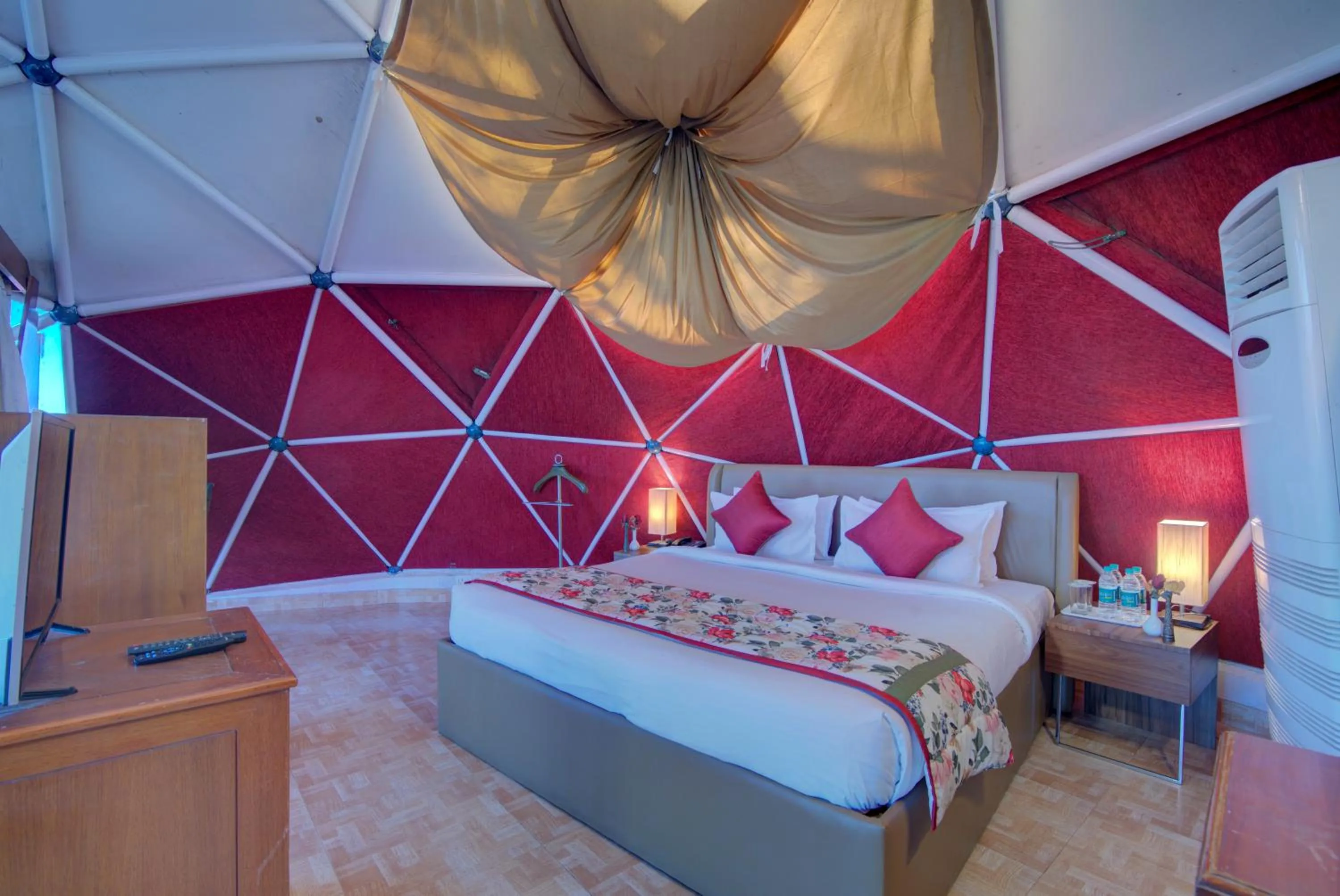 Bedroom, Bed in Tarika Resort & Spa , Chail