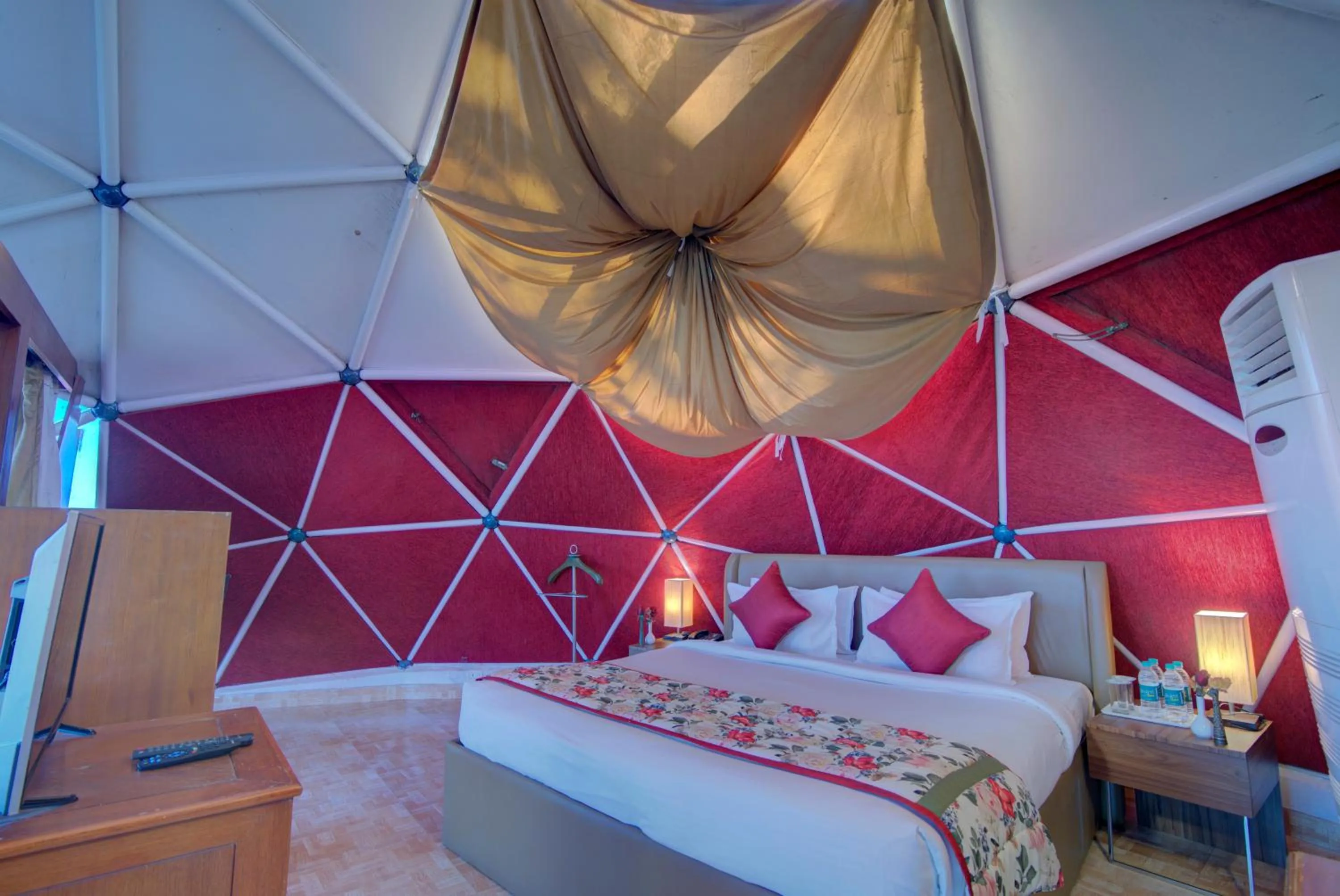 Bedroom, Bed in Tarika Resort & Spa , Chail