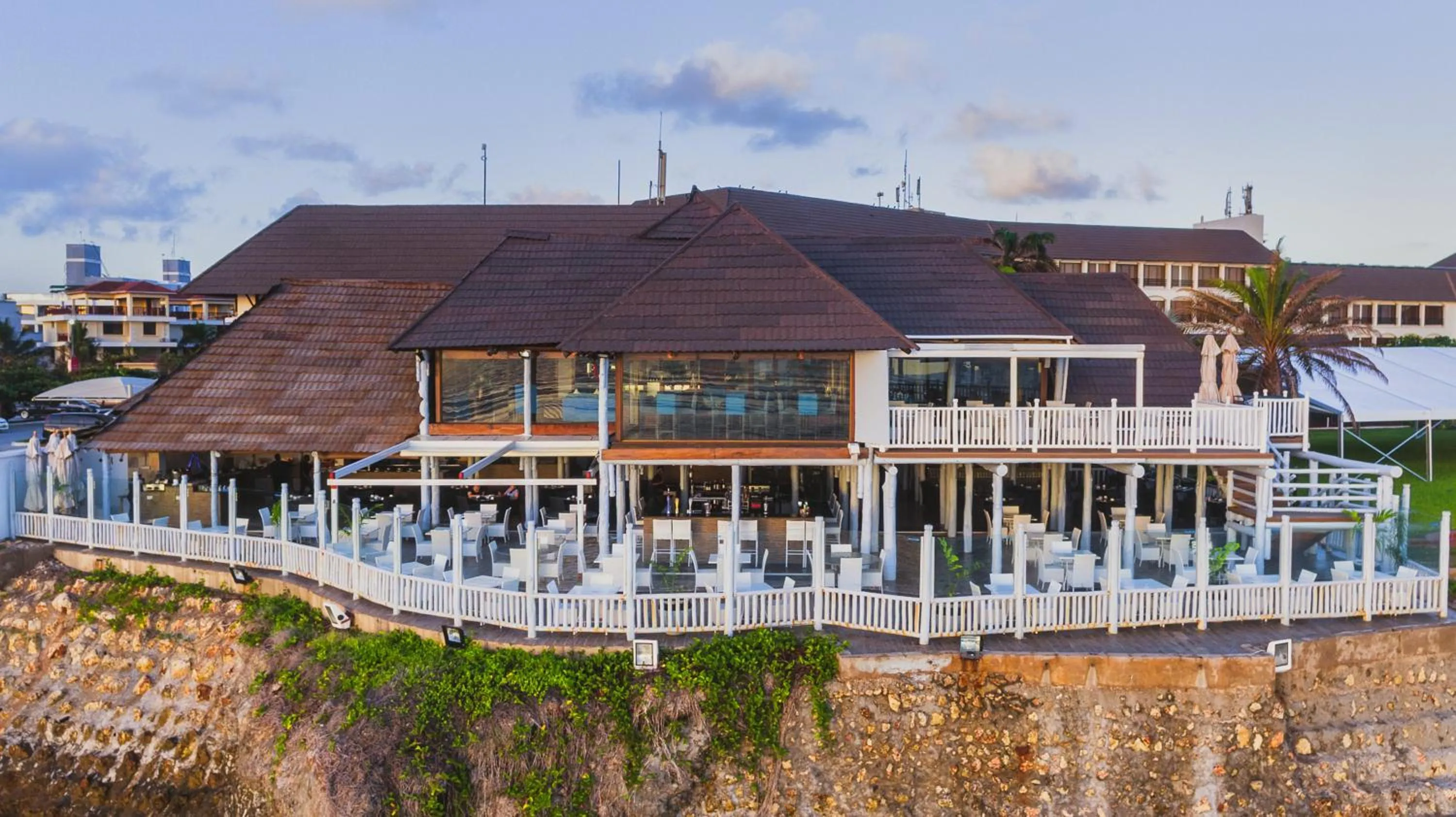 Restaurant/places to eat in Sea Cliff Hotel