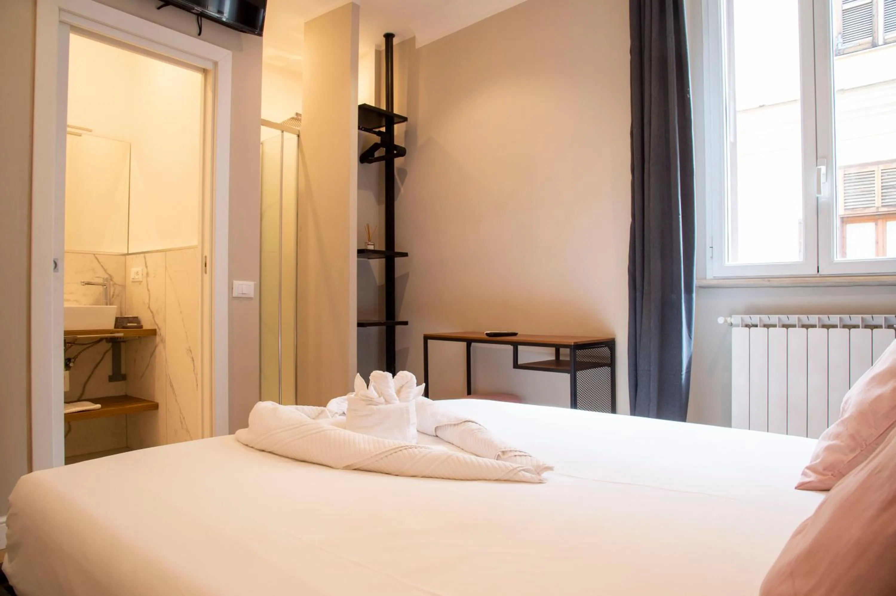 Shower, Bed in AD Suites Tritone