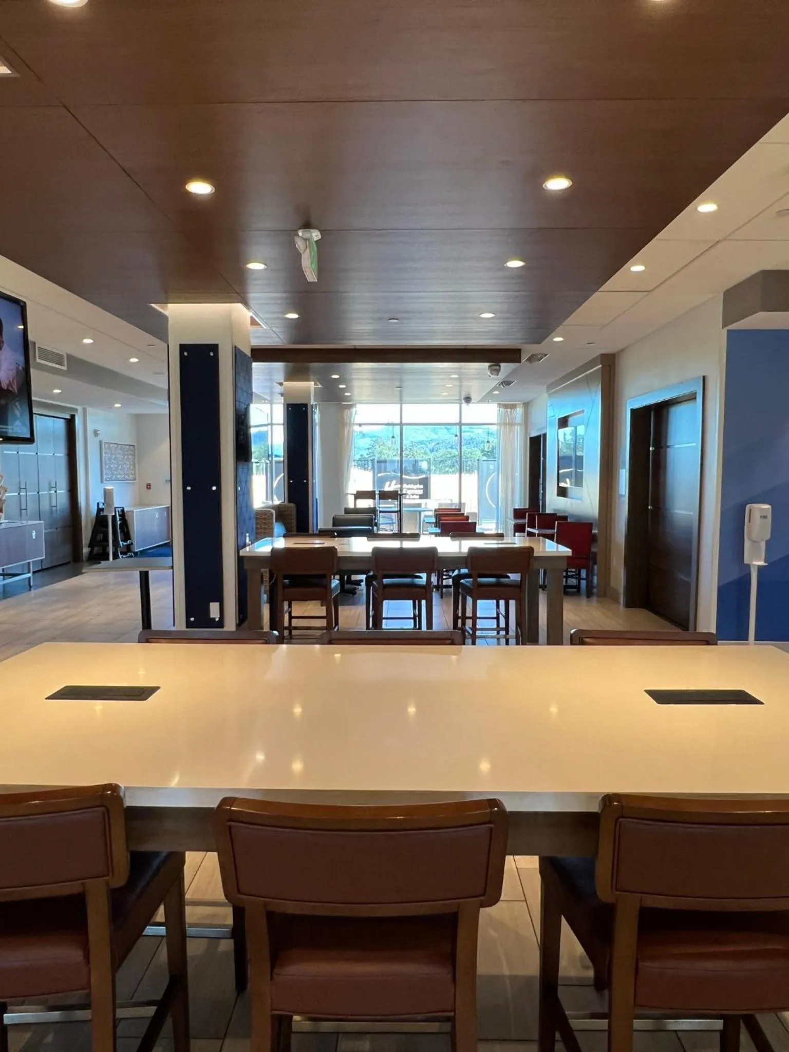 Lobby or reception in Holiday Inn Express & Suites - Ukiah by IHG