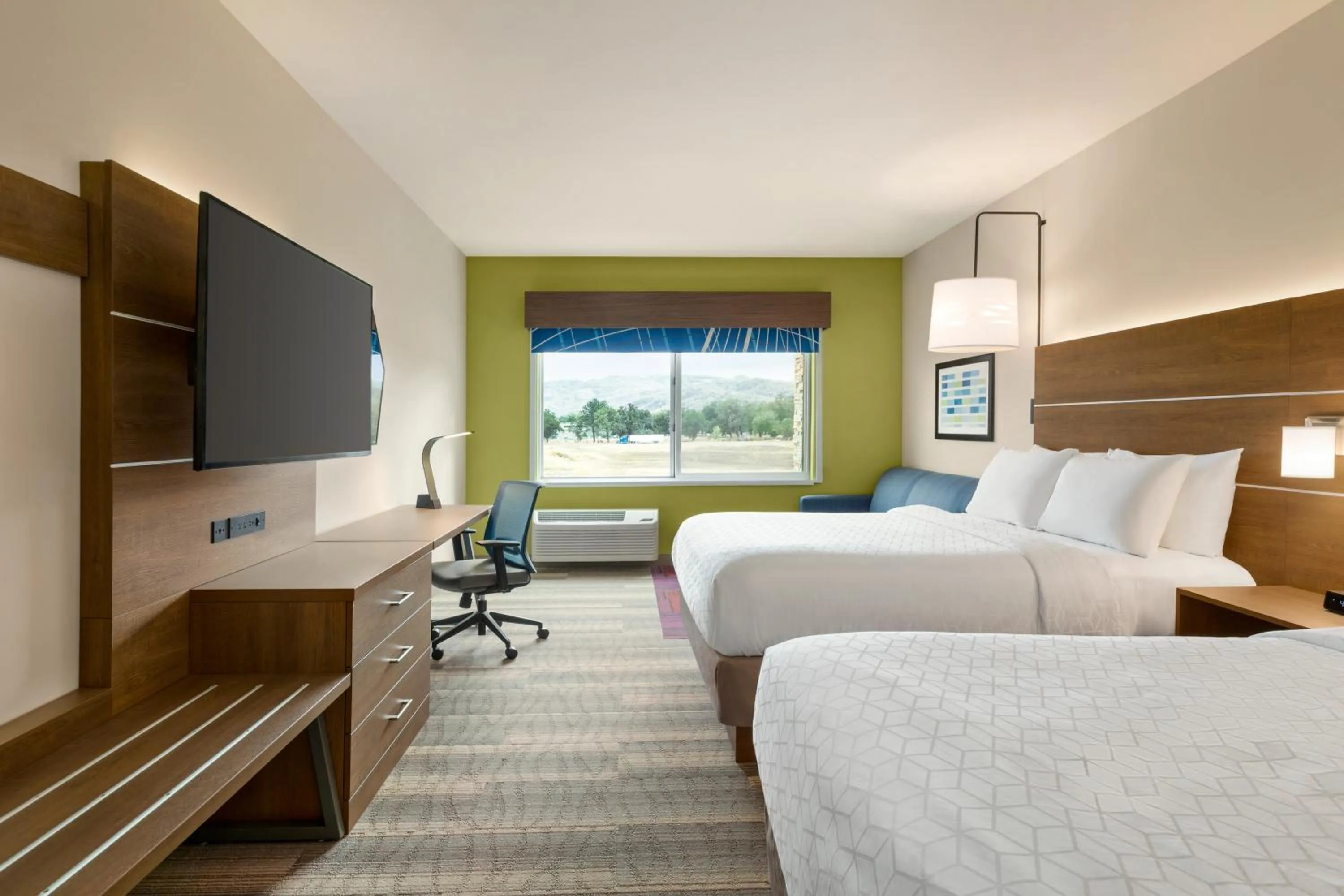 Bed in Holiday Inn Express & Suites - Ukiah by IHG