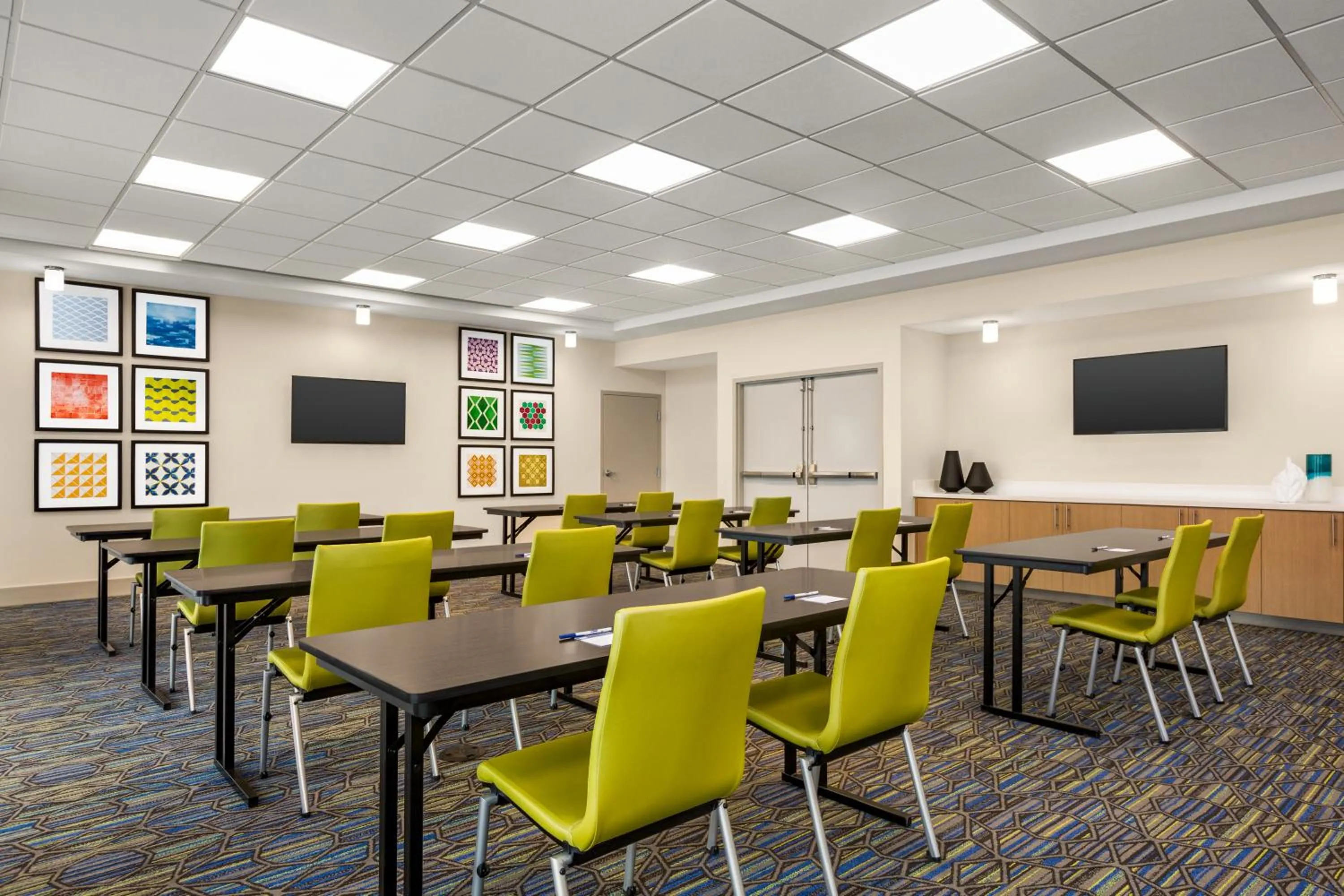 TV and multimedia in Holiday Inn Express & Suites - Ukiah by IHG