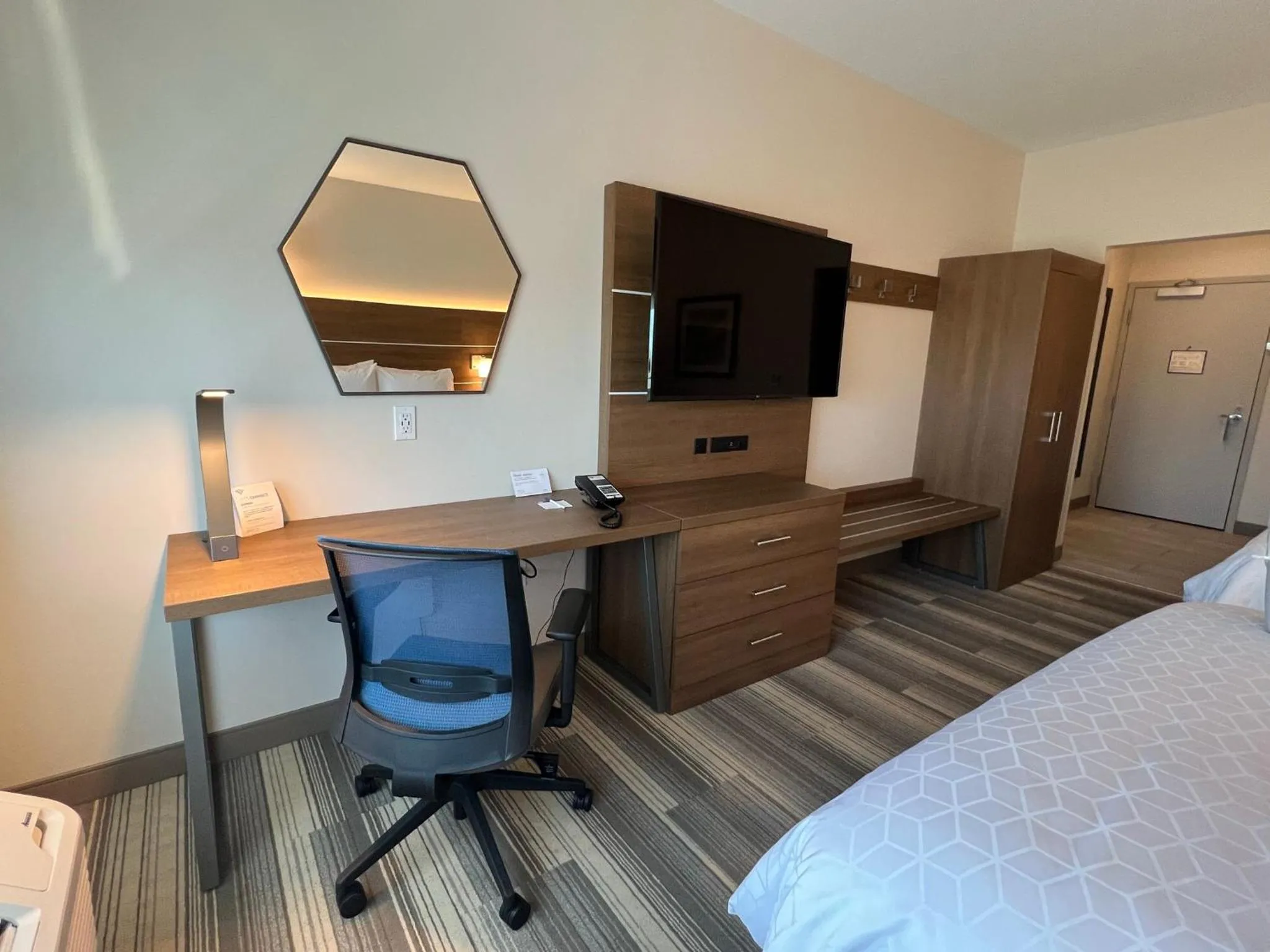 TV and multimedia, Bed in Holiday Inn Express & Suites - Ukiah by IHG