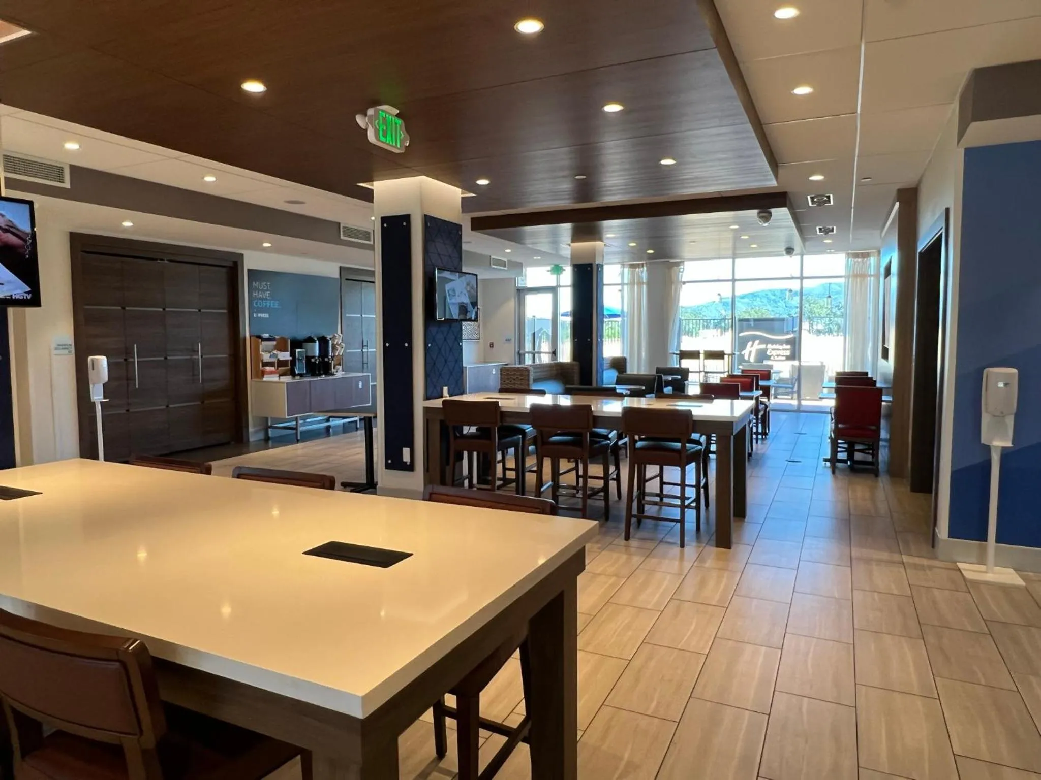 Lobby or reception in Holiday Inn Express & Suites - Ukiah by IHG