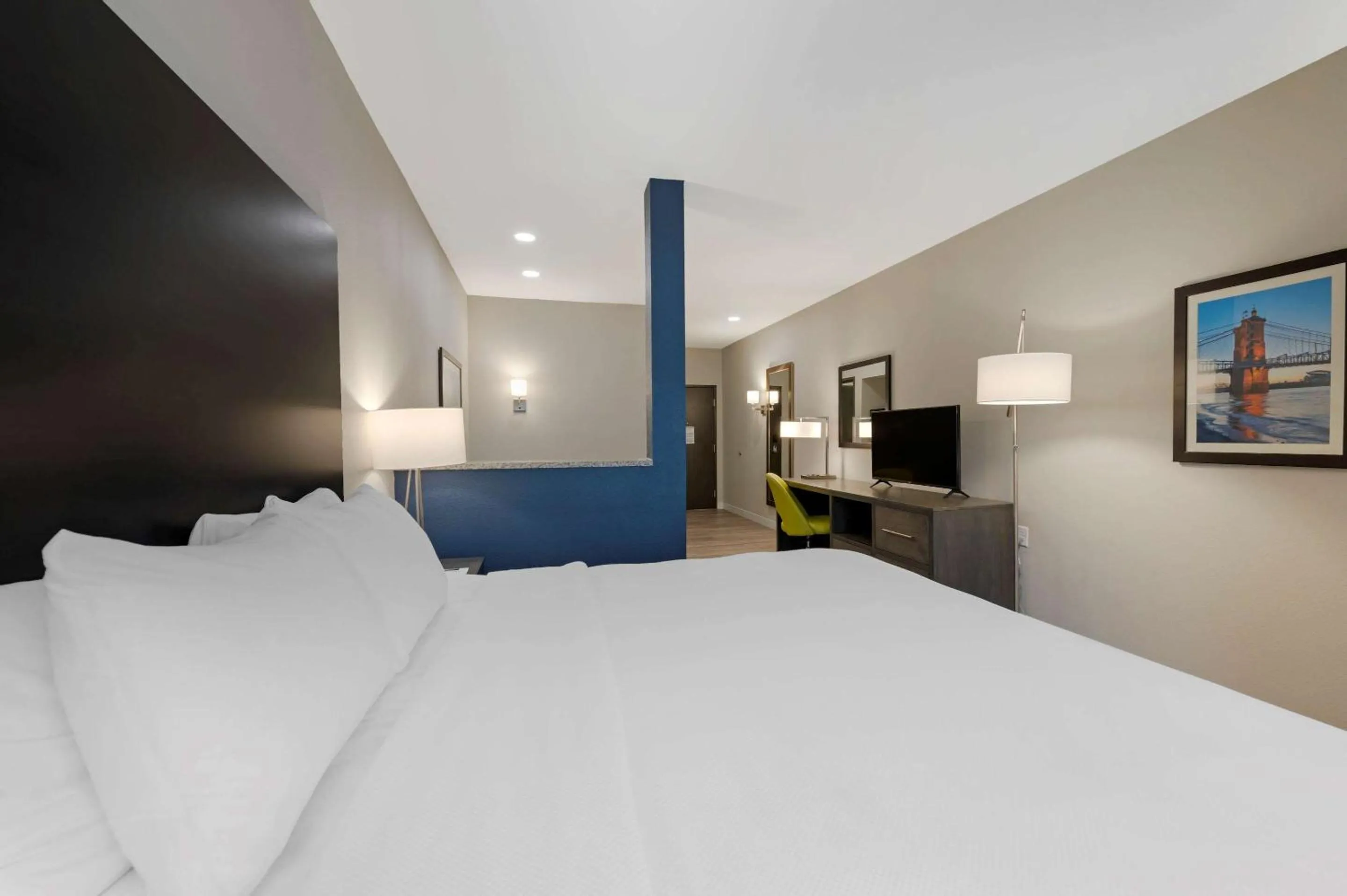 Photo of the whole room, Bed in Comfort Suites Cincinnati University - Downtown