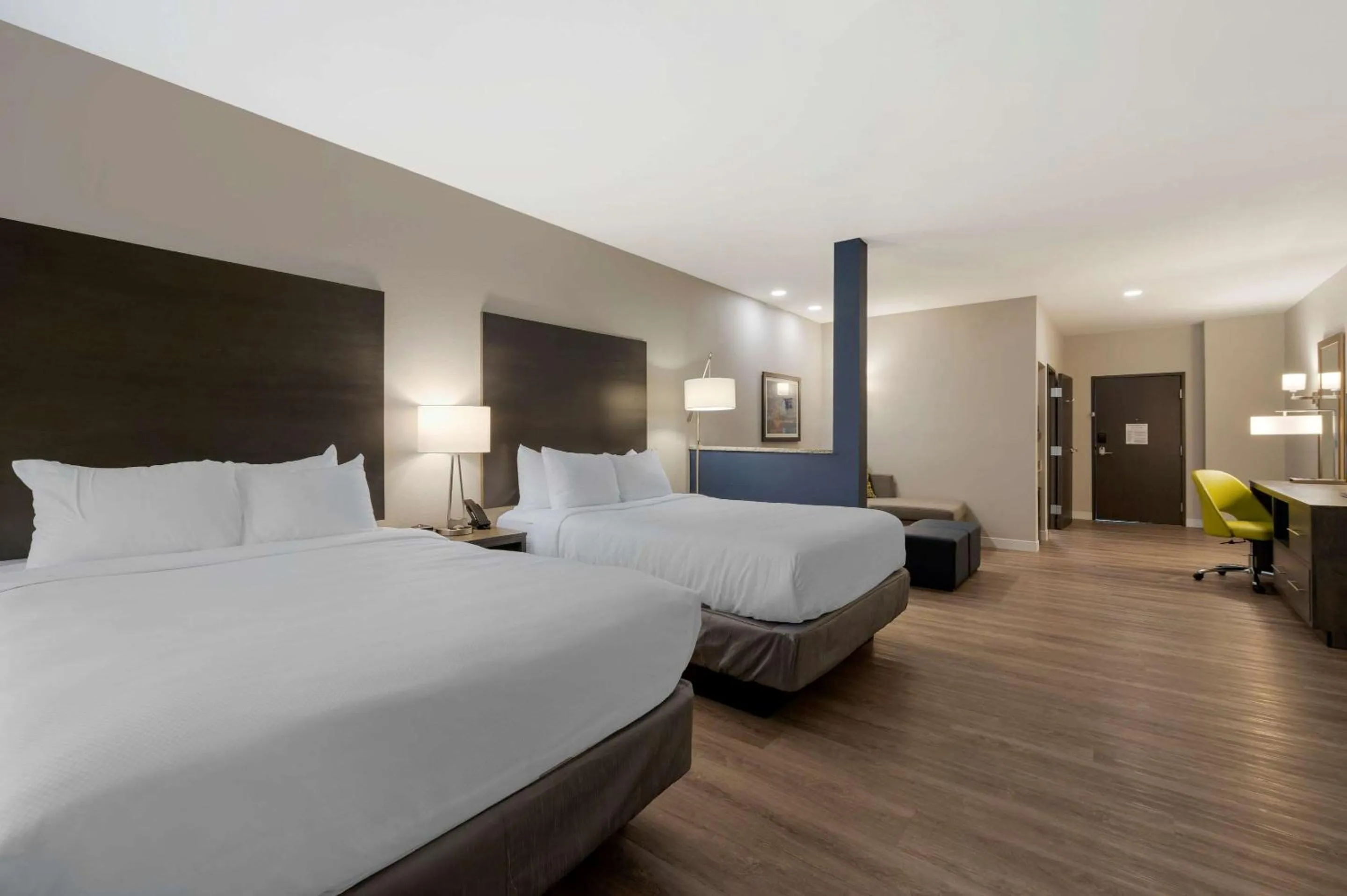 Photo of the whole room, Bed in Comfort Suites Cincinnati University - Downtown