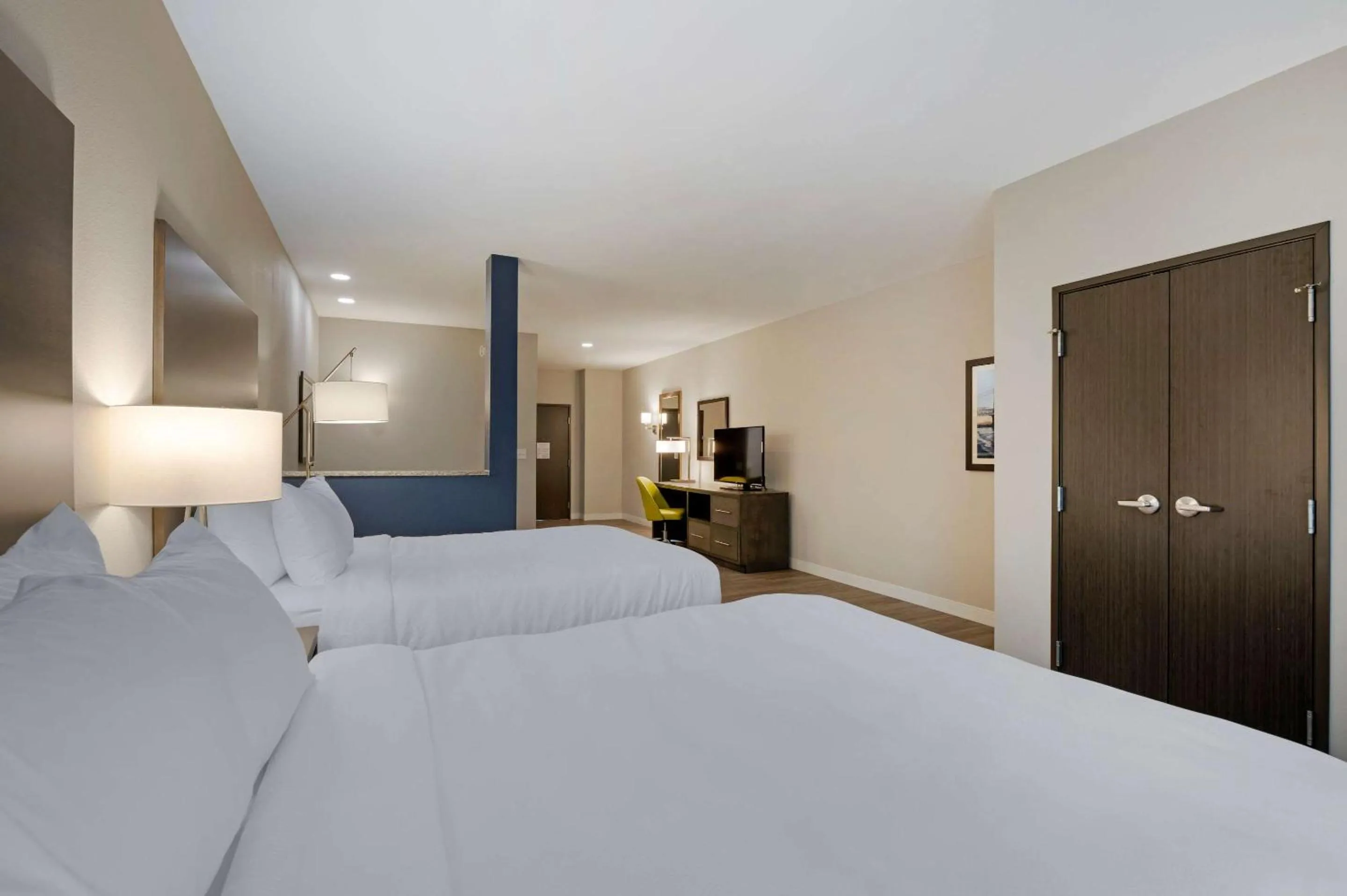 Photo of the whole room, Bed in Comfort Suites Cincinnati University - Downtown