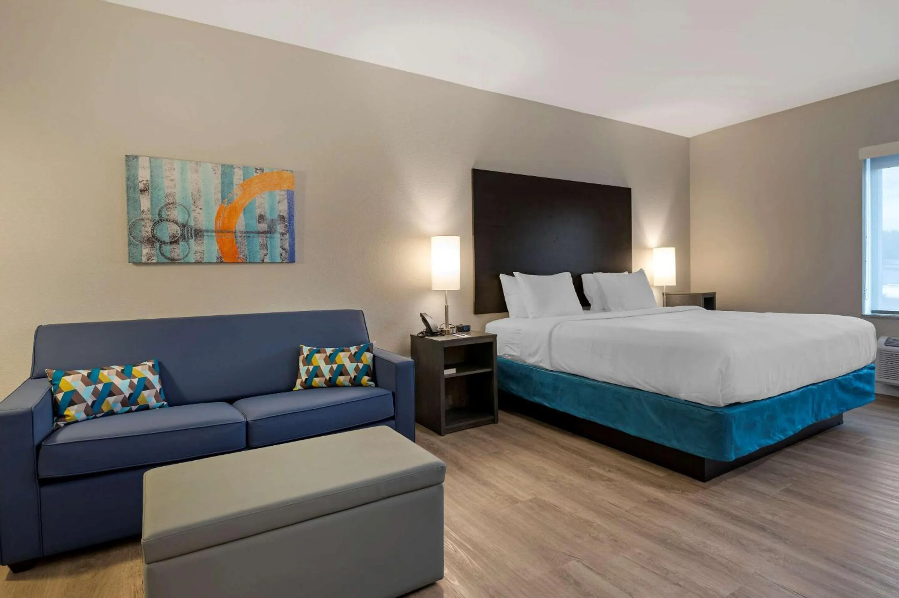 Photo of the whole room, Bed in MainStay Suites Cincinnati University - Uptown