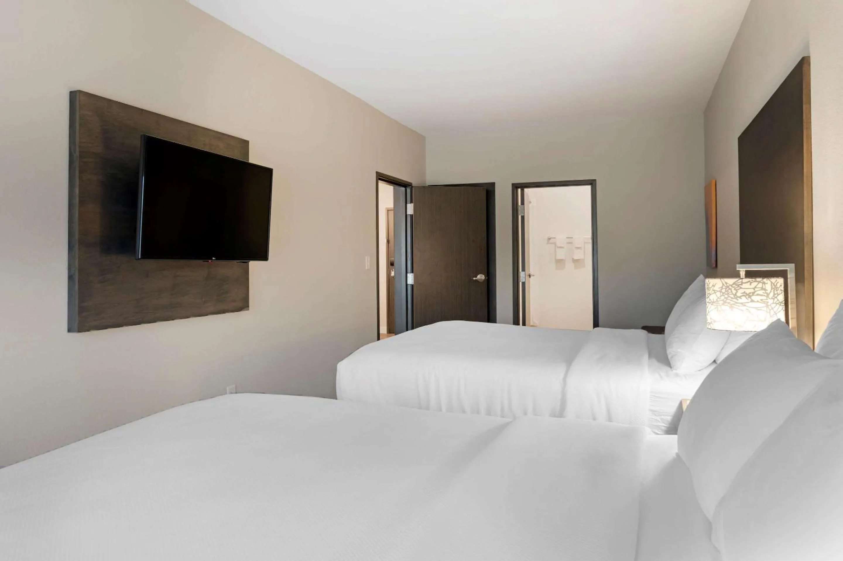 Photo of the whole room, Bed in MainStay Suites Cincinnati University - Uptown