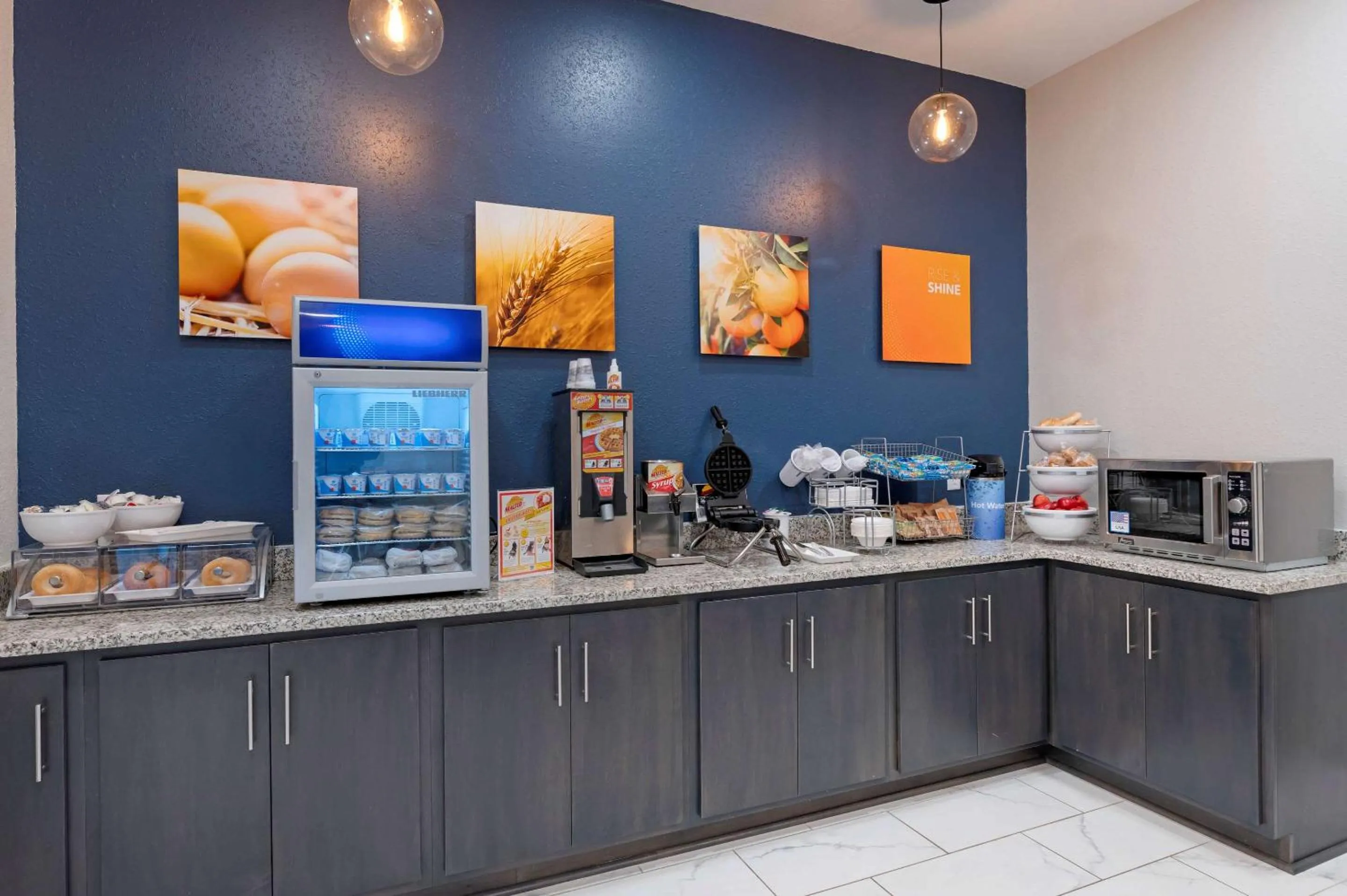 Restaurant/places to eat in MainStay Suites Cincinnati University - Uptown