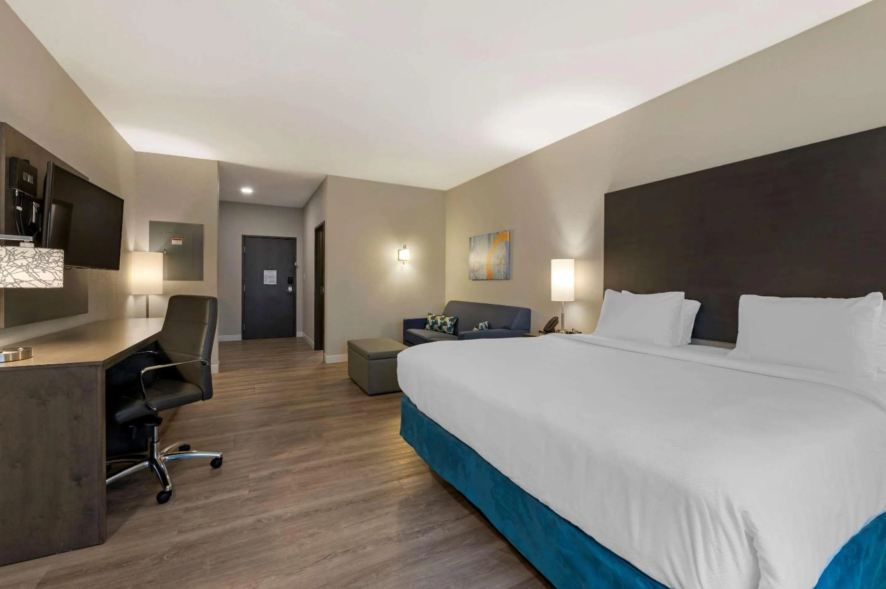 Photo of the whole room, Bed in MainStay Suites Cincinnati University - Uptown