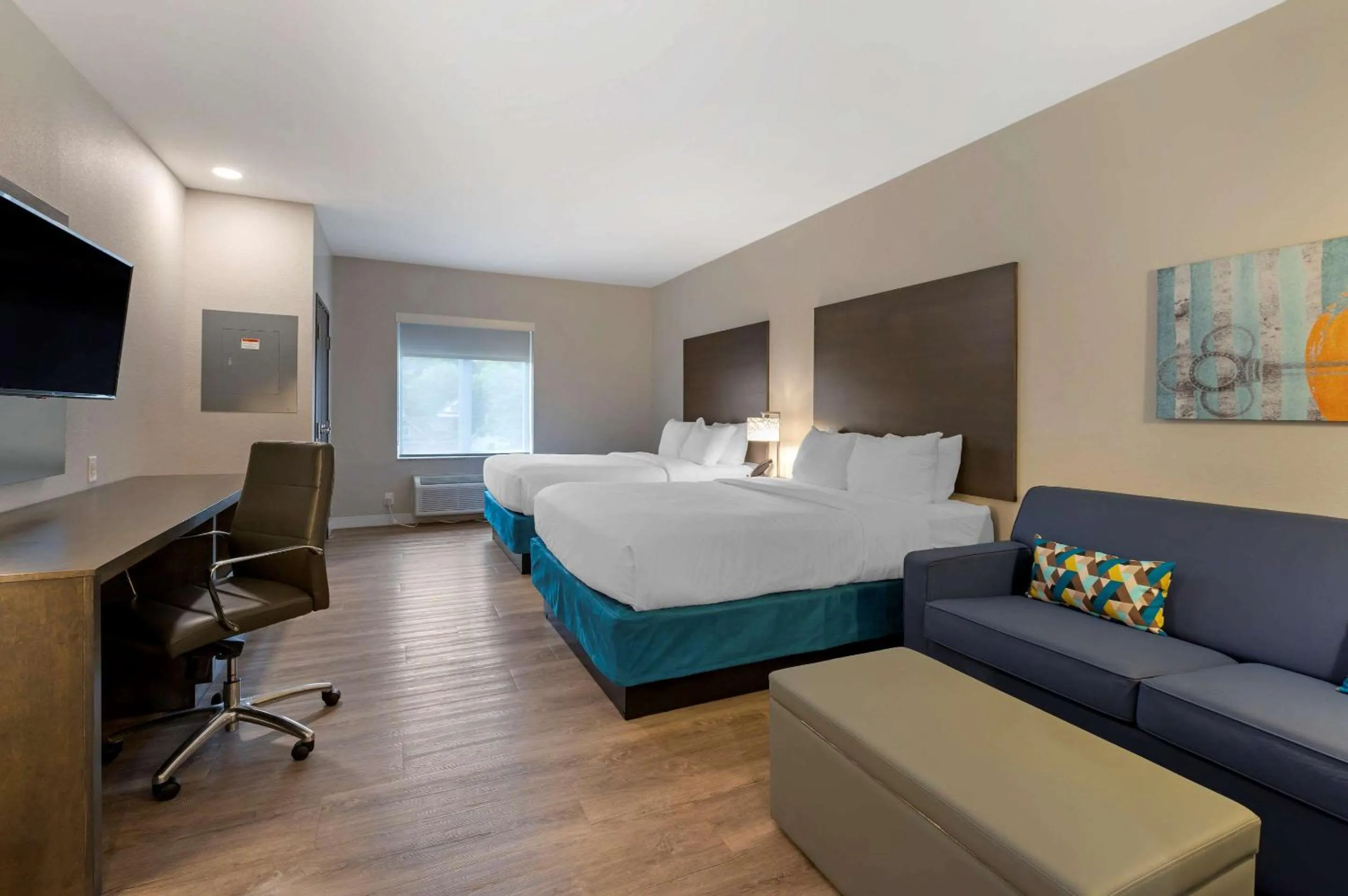 Photo of the whole room, Bed in MainStay Suites Cincinnati University - Uptown