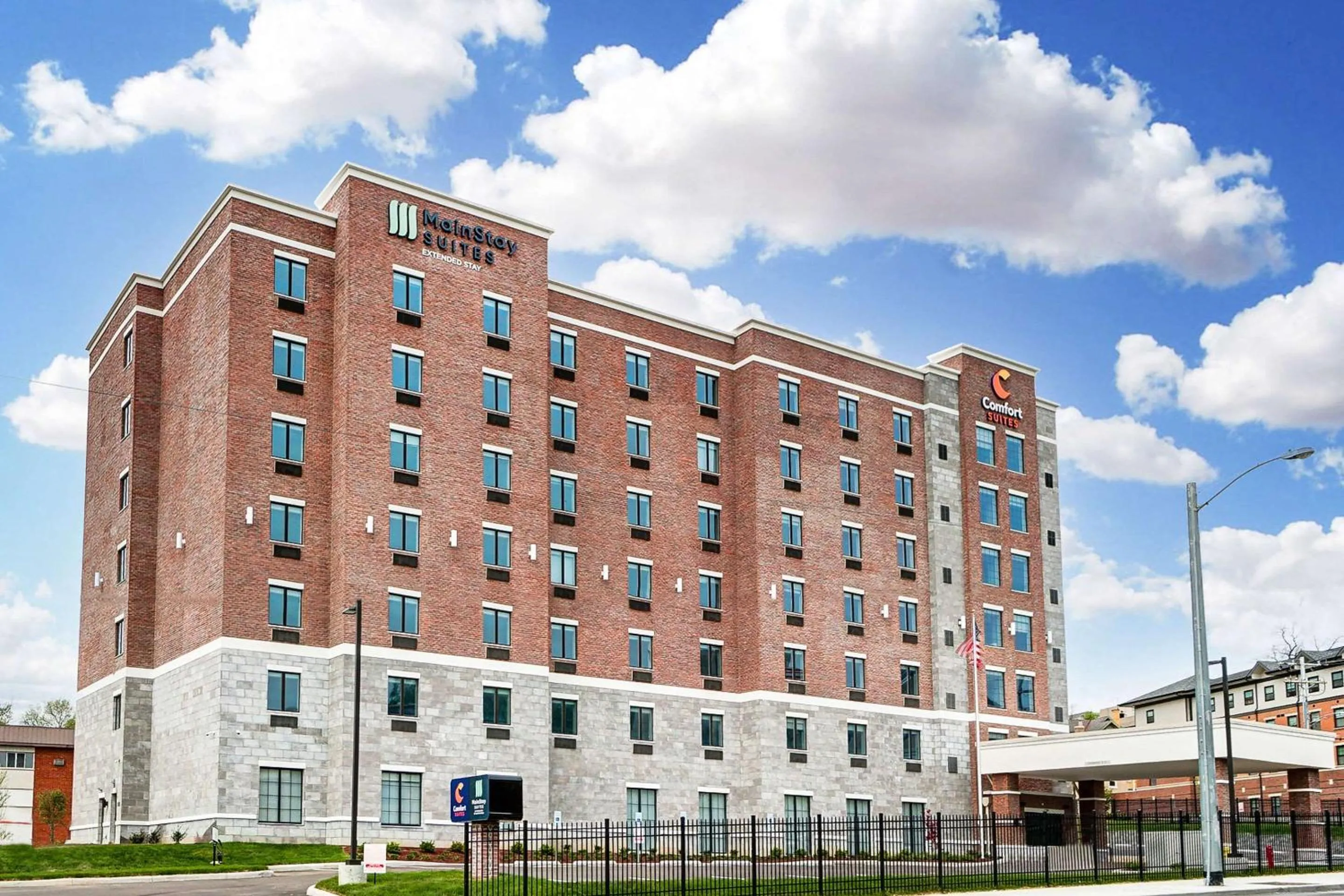 Property building in MainStay Suites Cincinnati University - Uptown