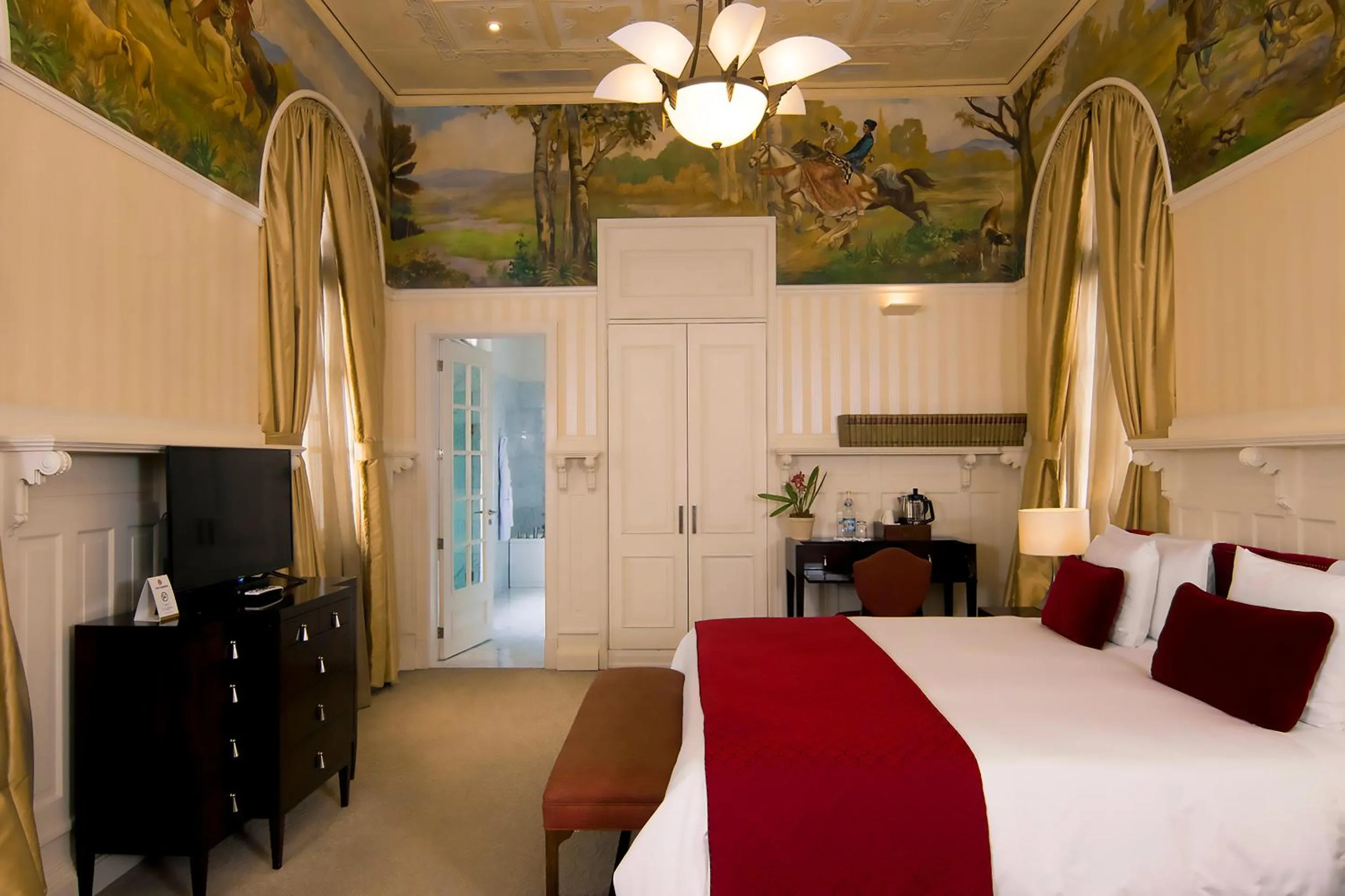 Photo of the whole room, Bed in Hotel Casa Gangotena