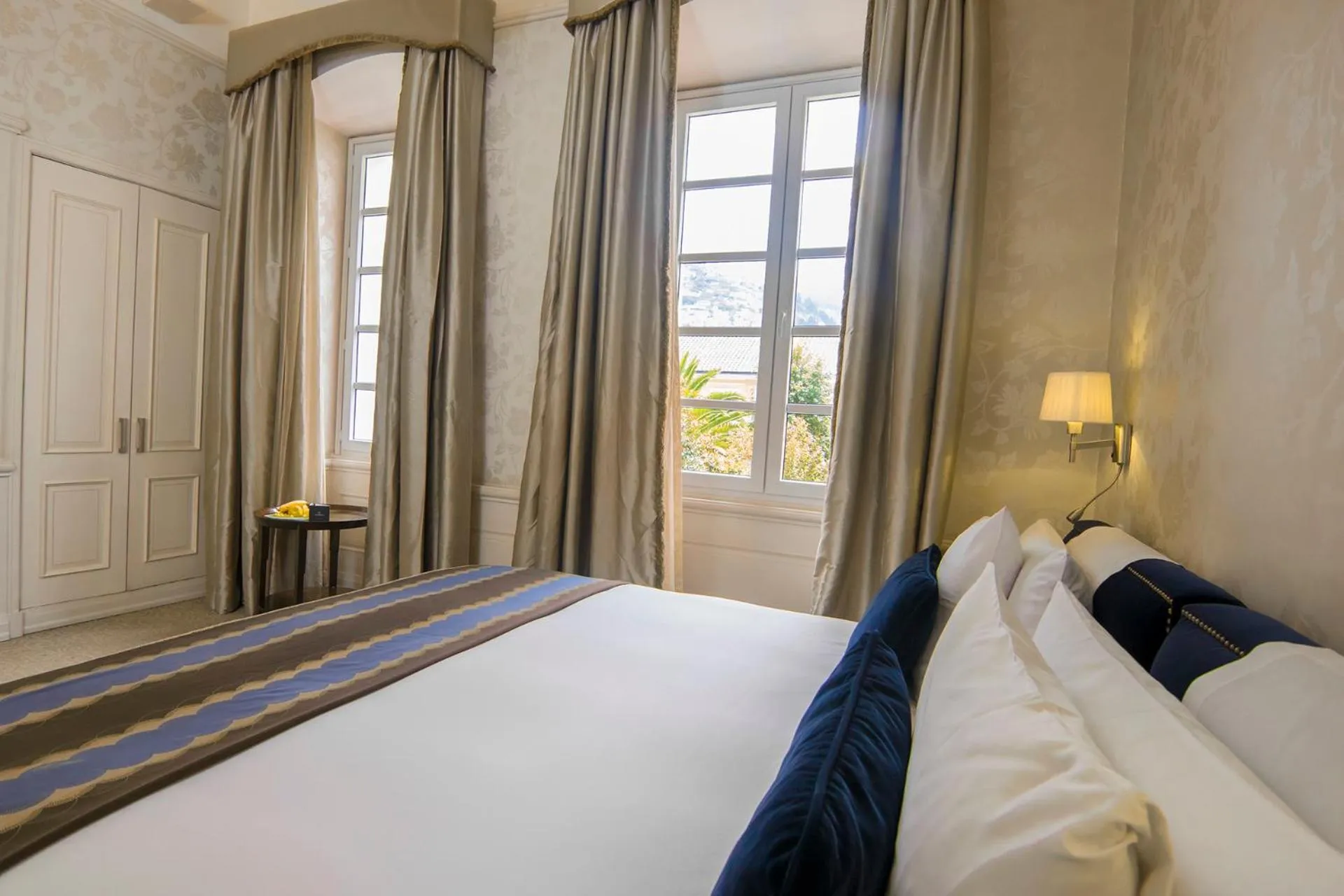 Photo of the whole room, Bed in Hotel Casa Gangotena