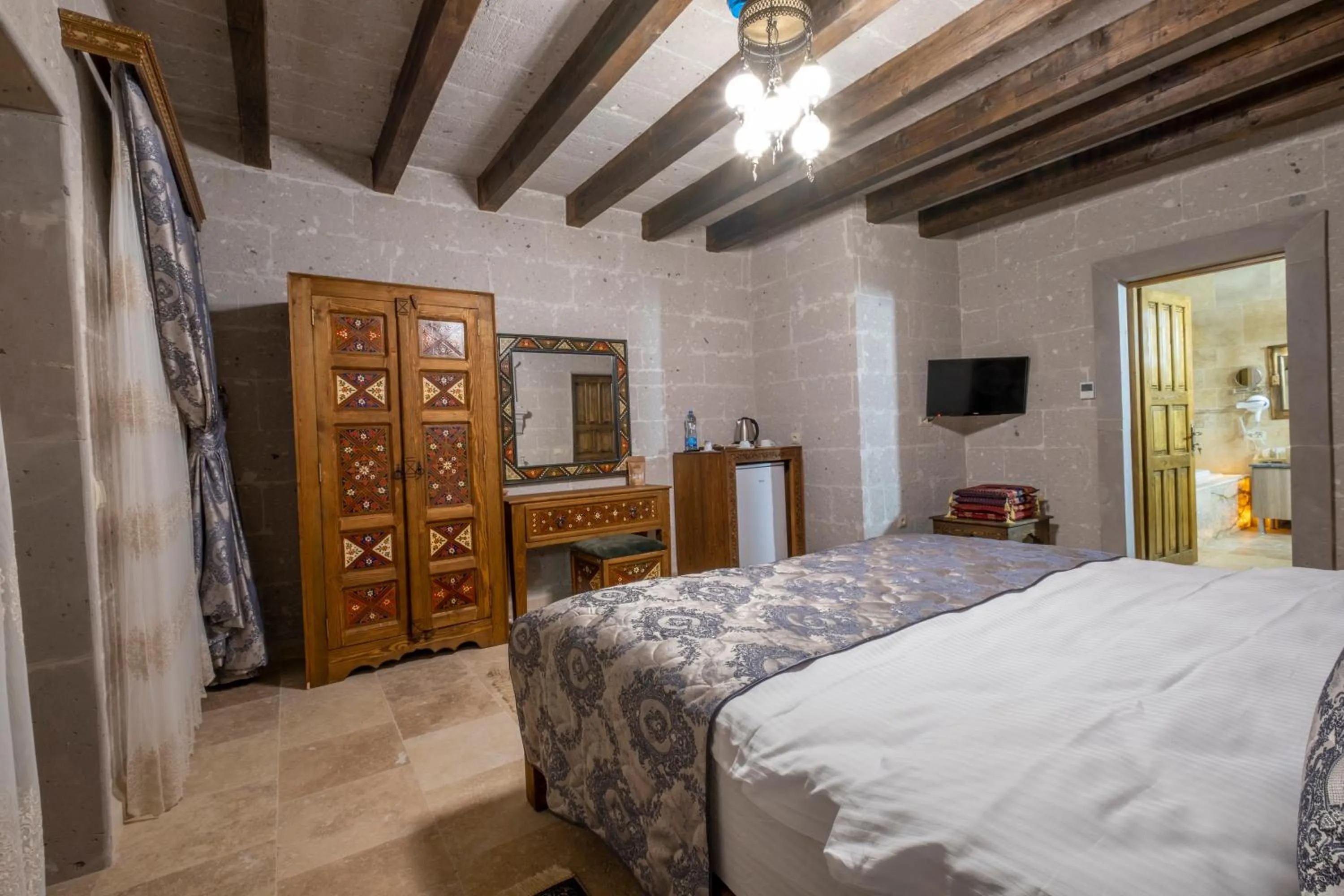 TV and multimedia, Bed in Underground Cave Suites Hotel