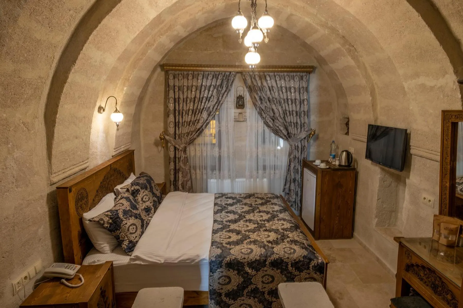Photo of the whole room, Bed in Underground Cave Suites Hotel