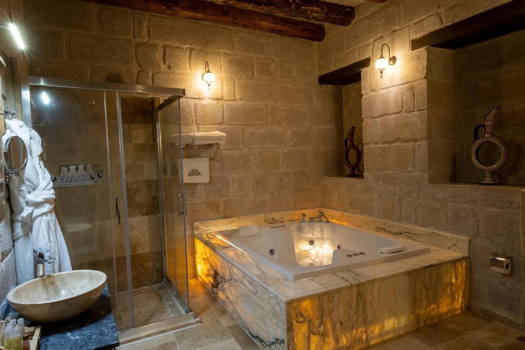 Hot Tub in Underground Cave Suites Hotel