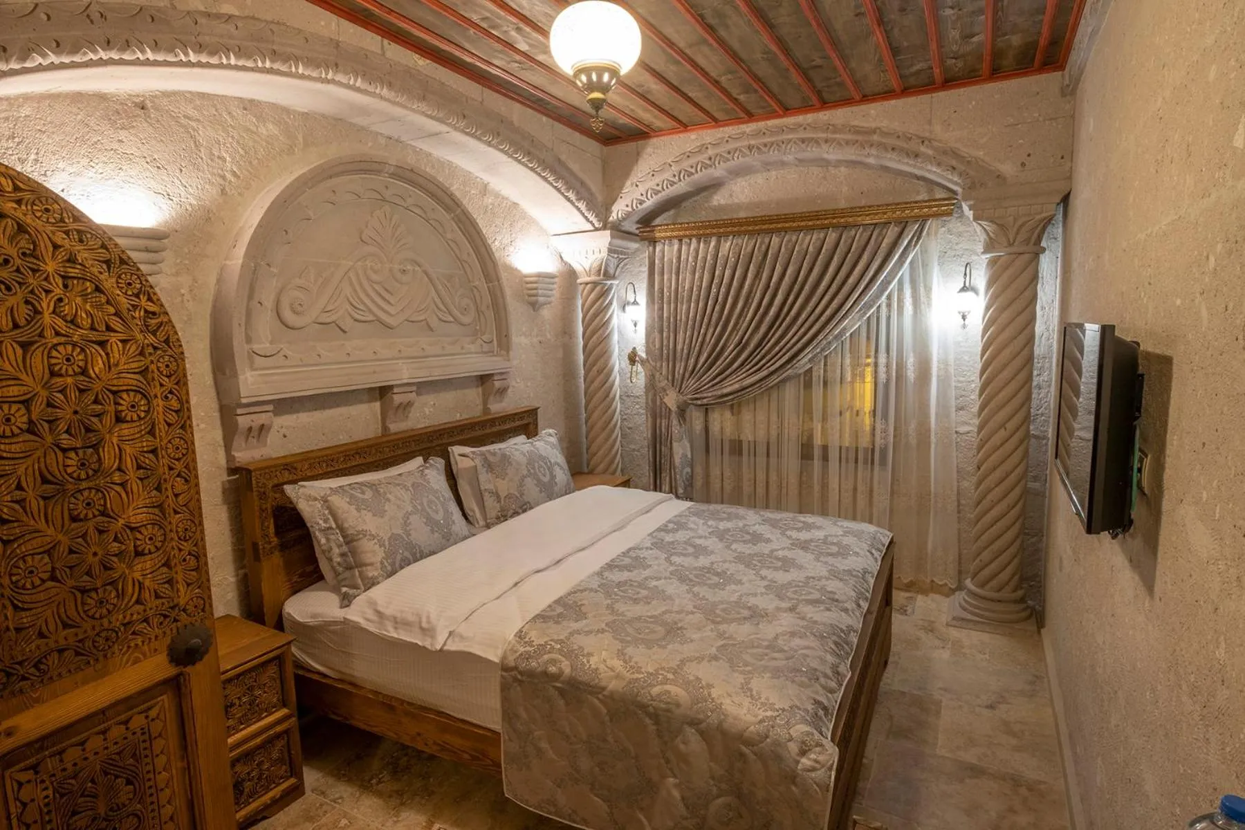 Photo of the whole room, Bed in Underground Cave Suites Hotel
