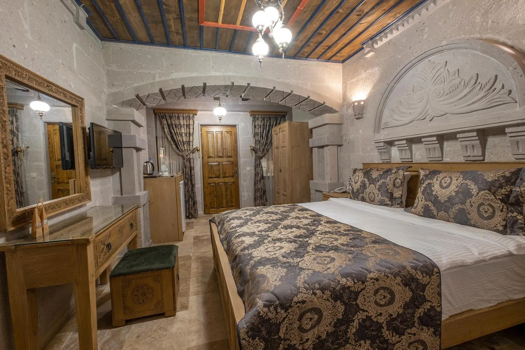 Photo of the whole room, Bed in Underground Cave Suites Hotel