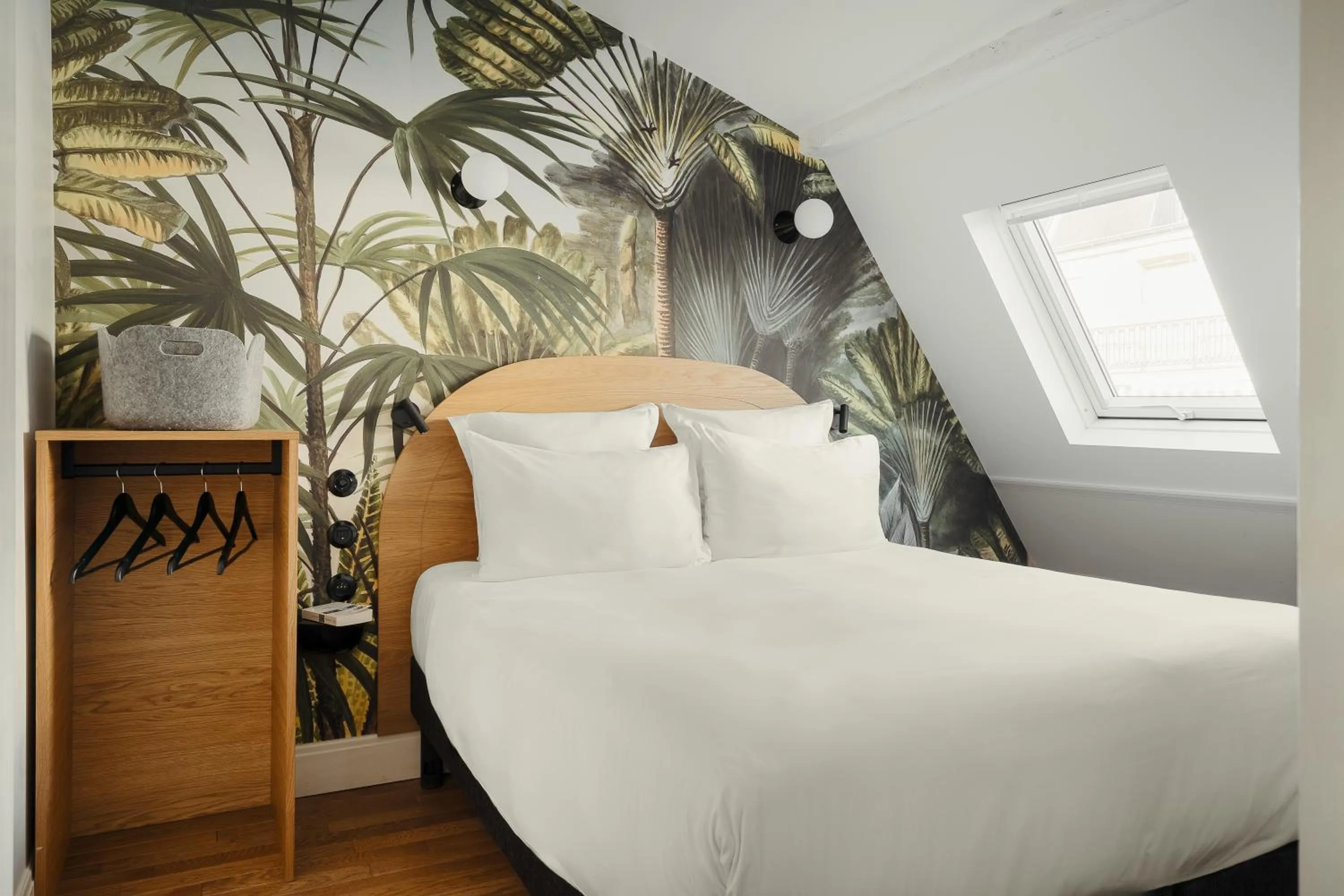 Bed in My Maison In Paris - Louvre