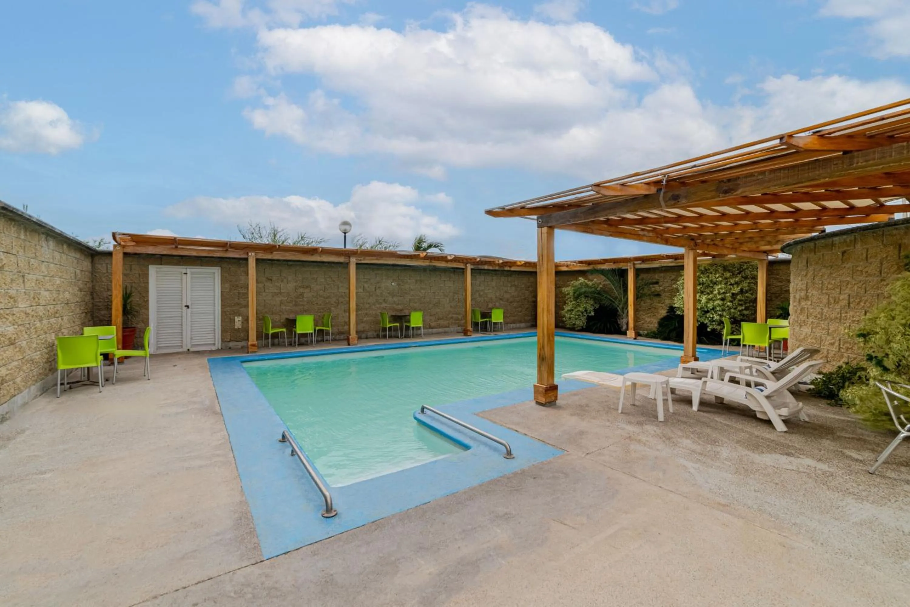 Swimming pool in City Express by Marriott Salina Cruz