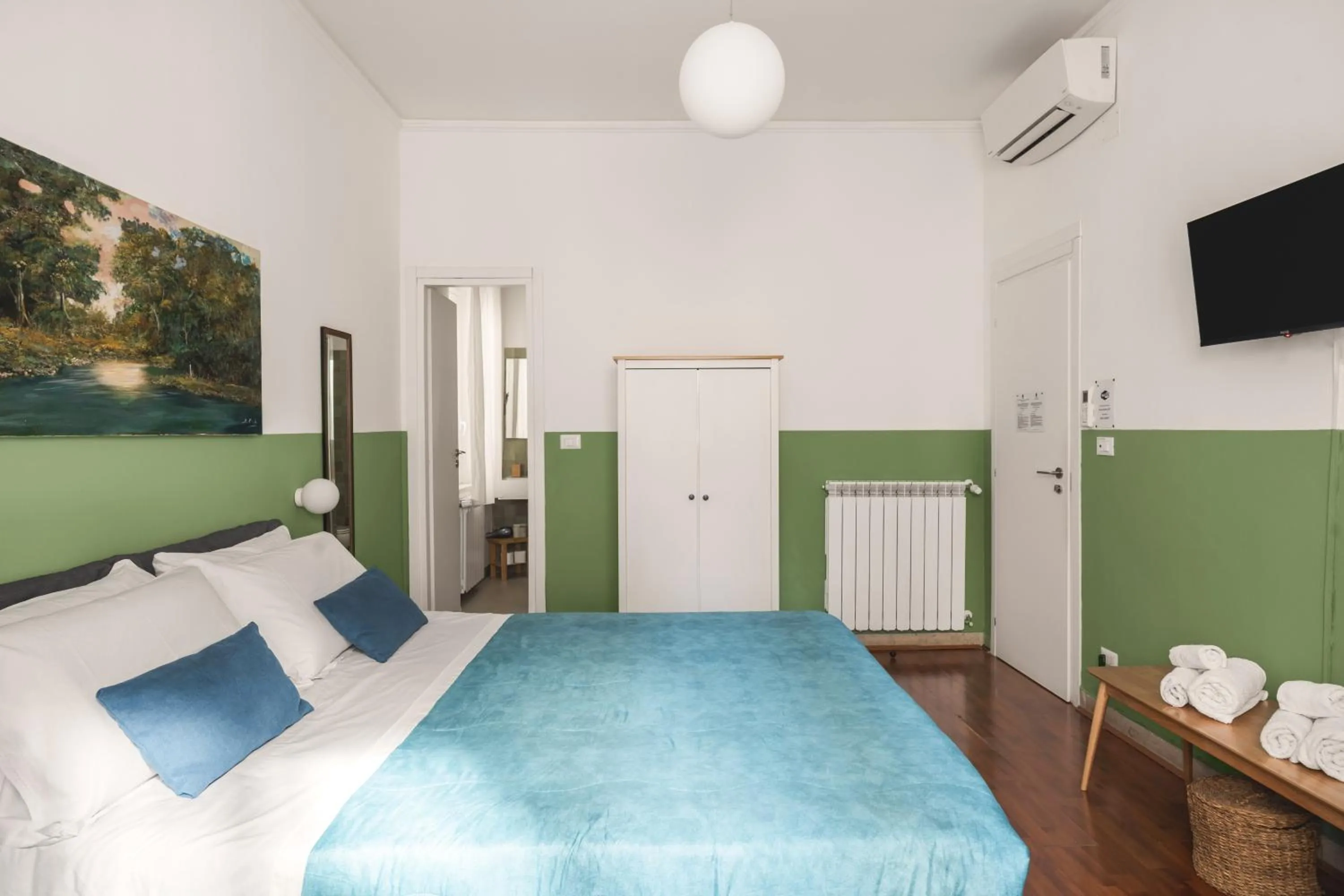 Bedroom, Bed in Dante Suites