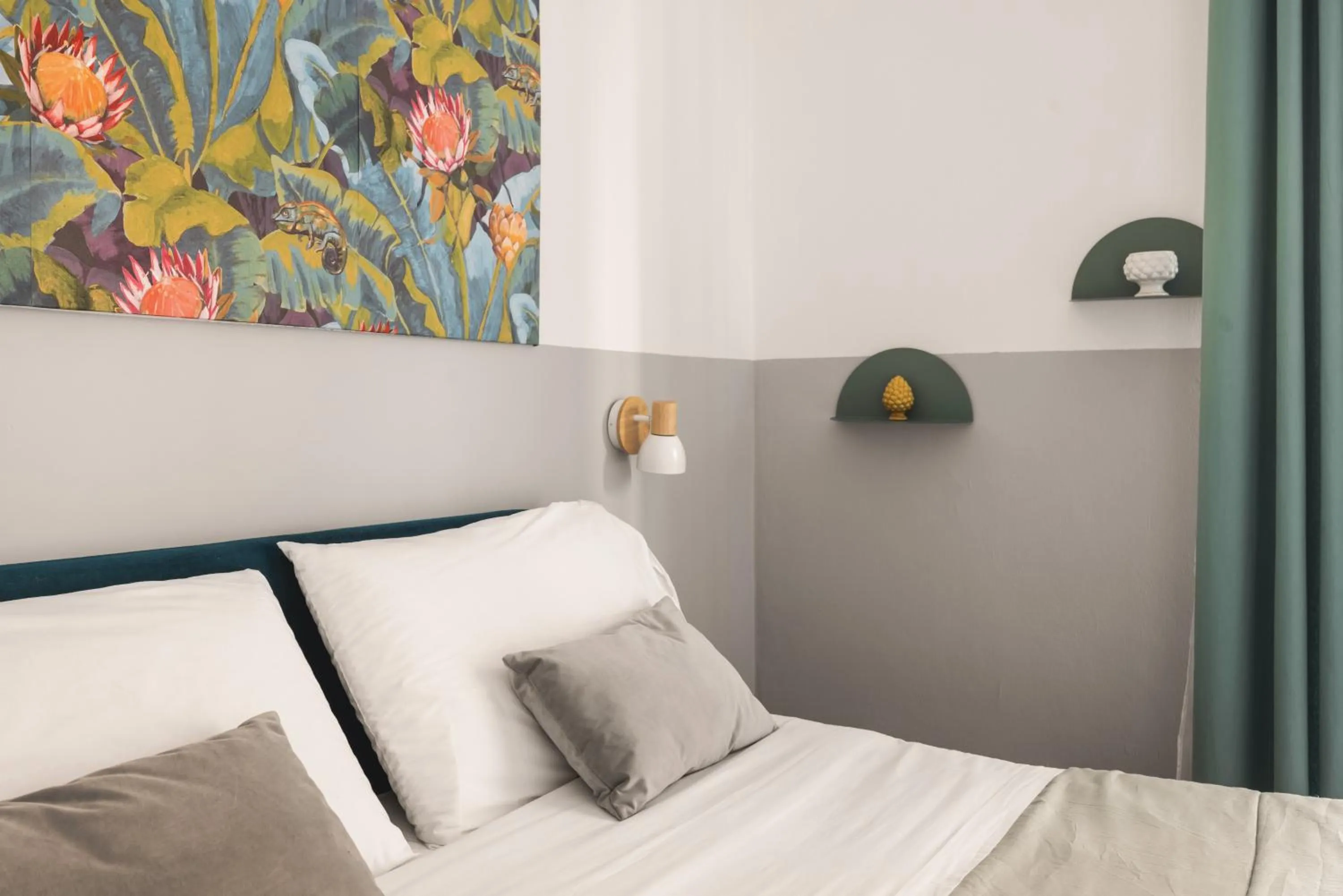 Decorative detail, Bed in Dante Suites