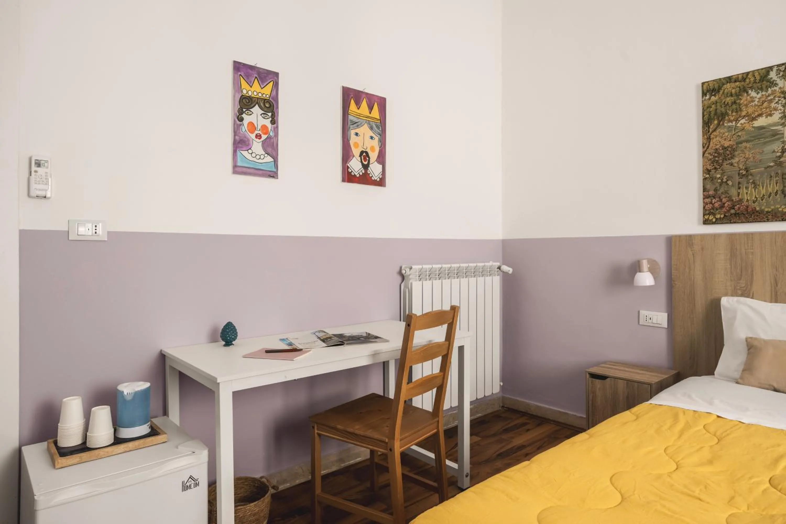 Bedroom, Bed in Dante Suites