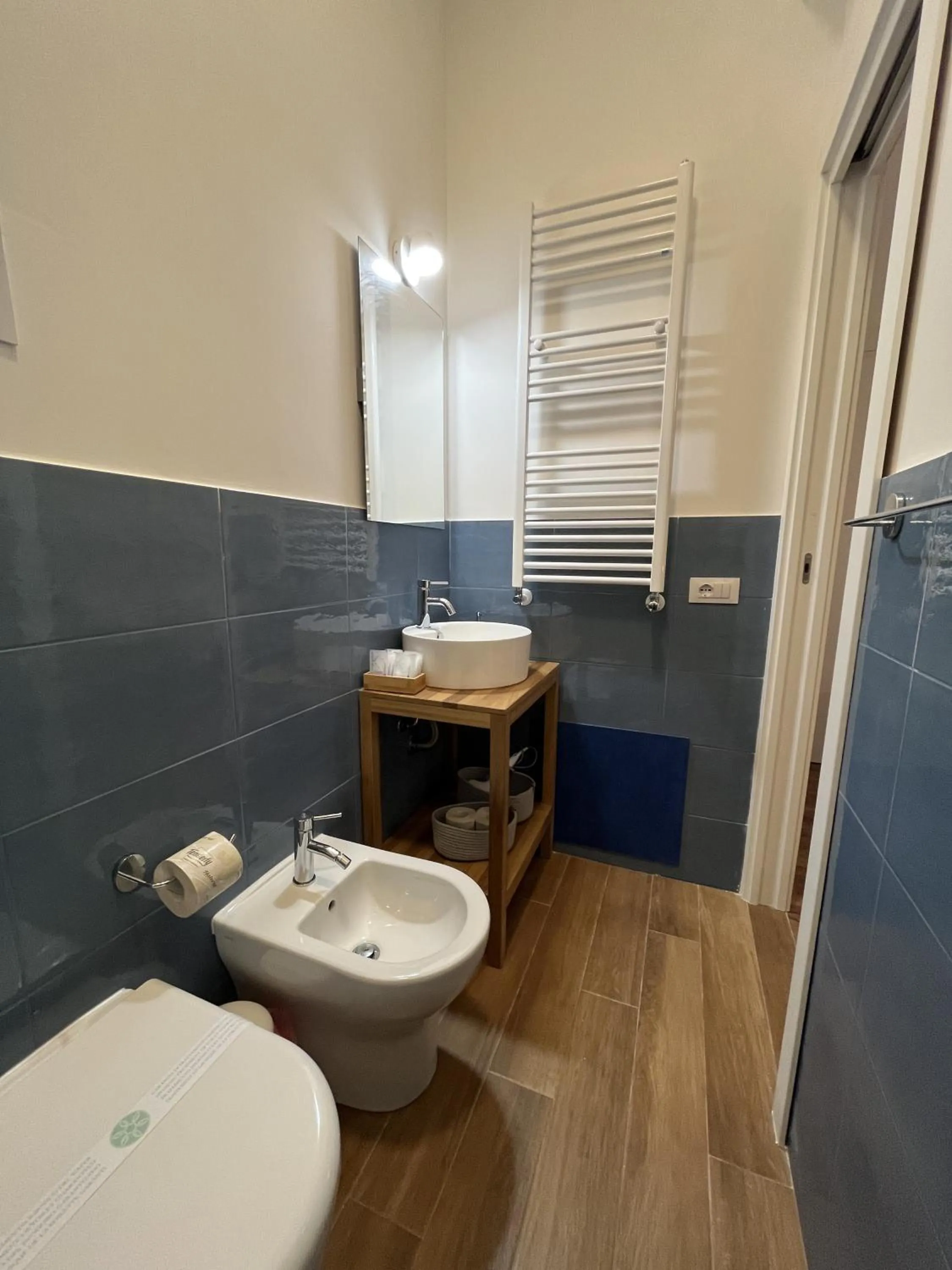 Toilet in Dante Suites