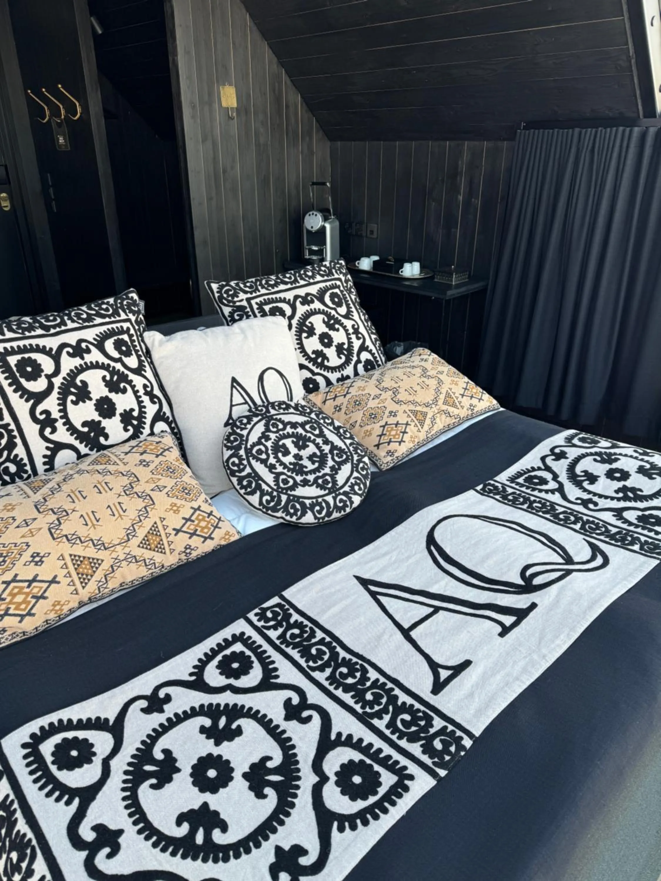 Bed in Aurora Queen Resort Igloos