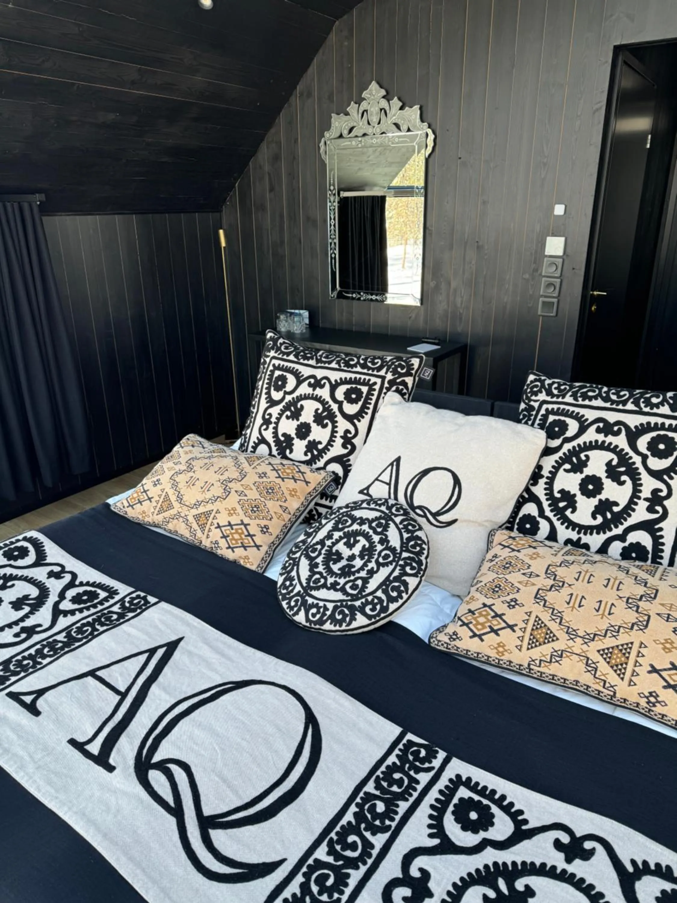 Bed in Aurora Queen Resort Igloos